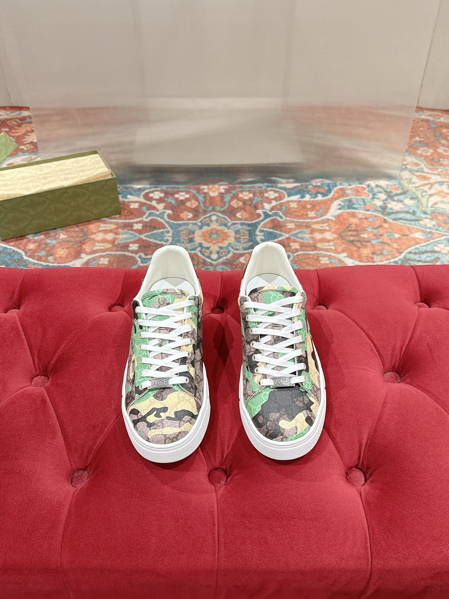 NO:705929,Men's Gucci's latest Ace series, Little Bee, white shoes, couple's style, casual sneakers, original purchase, development, production  Since the advent of Gucci, the Ace series of sneakers has continued the brand narrative and has become the flagship product with ingenuity. The new series presents a characteristic low-top design with unique details, reinterpreting the sneaker silhouette. The lace fixation is decorated with an 'ACE' metal label, and the thickened structure exquisitely shapes the stiff shoe shape. Gucci's classic red and green striped webbing adds to the charm of the entire design. Fabric: Original imported first-layer cowhide Lining: Original custom-made soft sheepskin Bottom thickness: 3CM  Size: Male 39-44 (Male 45, customized, non-returnable), casual shoes/sports shoes, gucci, gucci, sneakers, cowhide, sheepskin19860909男 Gucci古驰最新Ace系列 小蜜蜂 小白鞋 情侣款 休闲 运动鞋 原版购入开发 做货 古驰自问世以来,Ace系列运动鞋延续品牌叙事,匠心成就主打单品.全新系列呈现特色低帮设计,搭配别致细节,焕新诠释运动鞋版型.系带固定处饰以“ACE”金属标牌,加厚构造精致塑就挺括鞋型.Gucci经典红绿条纹织带令整款设计更添魅力. 面料:原版进口头层牛皮 内里:原版定制柔软羊皮 底厚:3CM Size:男39-44（男45 定制 不退换）,休闲鞋/运动鞋,gucci,gucci,sneakers,cowhide,sheepskin,Women's Shoes