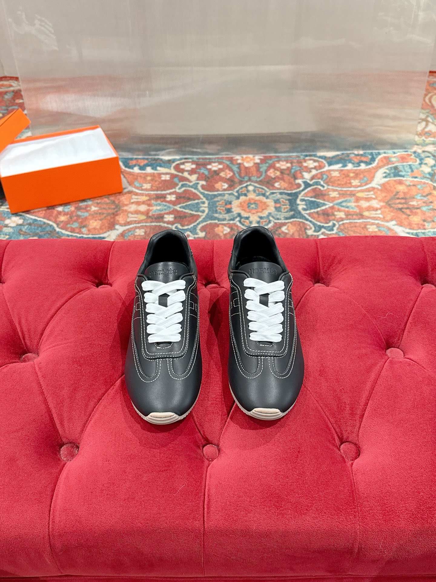 NO:705924,HERMES* Hermès 2026 new early spring Master sneakers. The upper is made of original 1:1 soft calfskin with honey-colored thin rubber soles to create a retro simple style sheepskin lining. Soft and comfortable. A must-have item for spring. Code number: 35-40 (40 customized, non-returnable), casual shoes/sneakers, hermes, hermes, sneakers, cowhide, sheepskin19860909HERMES*爱马仕2026早春新品Master运动鞋 鞋面采用原版1:1柔软小牛皮搭配蜂蜜色纤薄橡胶鞋底打造复古简约风格羊皮内里 柔软舒适 春季穿搭必备单品码数:35-40（40定制 不退换）,休闲鞋/运动鞋,hermes,hermes,sneakers,cowhide,sheepskin,Women's Shoes