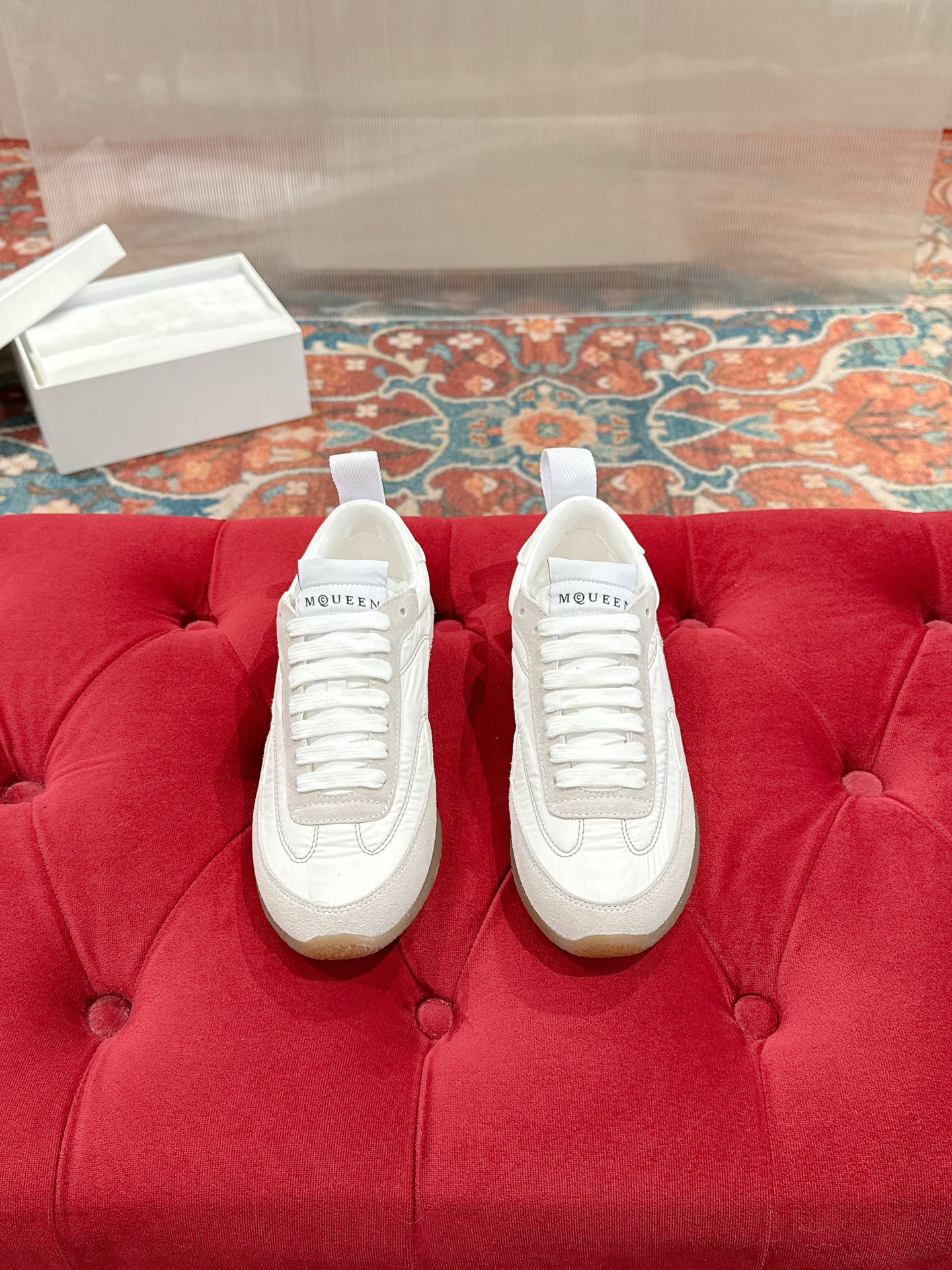 NO:705920,Women Men MQ McQueen's 2026 early spring new moral training sneakers. Simple design combined with retro aesthetics. Top-stitching outlines the neat outline. Contrast color details enhance the visual level. Versatile choice for both casual and commuting styles. Smooth round toe profile. Made of original 1:1 nylon and cow suede material, presenting retro-style aesthetics. Shoes are decorated with top-stitching details. McQueen logo embellished on the back. 1:1 contrasting rubber sole. Size: Female 35-40  Men 40-44 (40 customized, non-refundable), casual shoes/sports shoes, alexander mcqueen, sneakers19860909女 男 MQ 麦昆2026早春新款德训运动鞋 简约设计融合复古美学 明线勾勒利落轮廓 撞色细节提升视觉层次 兼具休闲与通勤风格的百搭之选 流畅的圆形鞋头廓形 采用原版1:1尼龙和牛反绒材质 呈现复古风格美学 鞋履饰有明线细节 背面点缀 McQueen标志 1:1撞色橡胶鞋底Size:女35-40 男40-44（40定制 不退换）,休闲鞋/运动鞋,alexander mcqueen,sneakers,Women's Shoes