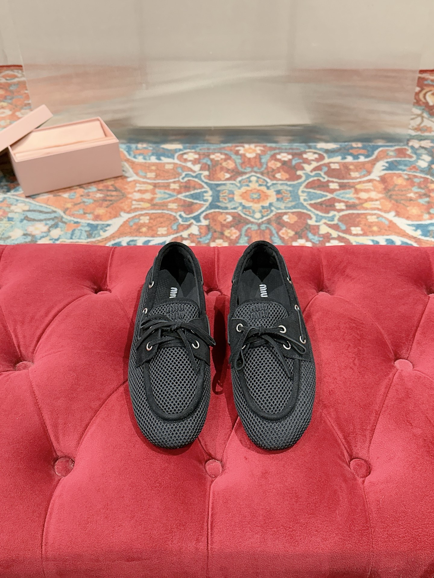 NO:788262,MiuMiu 2026 spring and summer catwalk new model Original 1:1 mesh loafers are hotly available, a must-have item for spring and summer. The breathable mesh upper is matched with a simple lace-up bow design, which makes the whole pair of shoes lively in an instant. The lazy one-leg design makes it convenient and quick to go out with casual concave shape. Open-molded rubber outsole, soft, light and non-slip and wear-resistant. Size: 35-39 (customized at 40.41), loafers, miumiu, loafers19860909MiuMiu2026春夏走秀新款 原版1:1网面乐福鞋火爆来袭,春夏穿搭必备单品 鞋面透气网面搭配简约系带蝴蝶结设计,一瞬间整双鞋灵动了起来 懒人一脚蹬设计,出门方便快捷随意凹造型 开模橡胶大底,柔软轻便还防滑耐磨 Size:35-39（40.41定制）,乐福鞋,miumiu,loafers,Women's Shoes