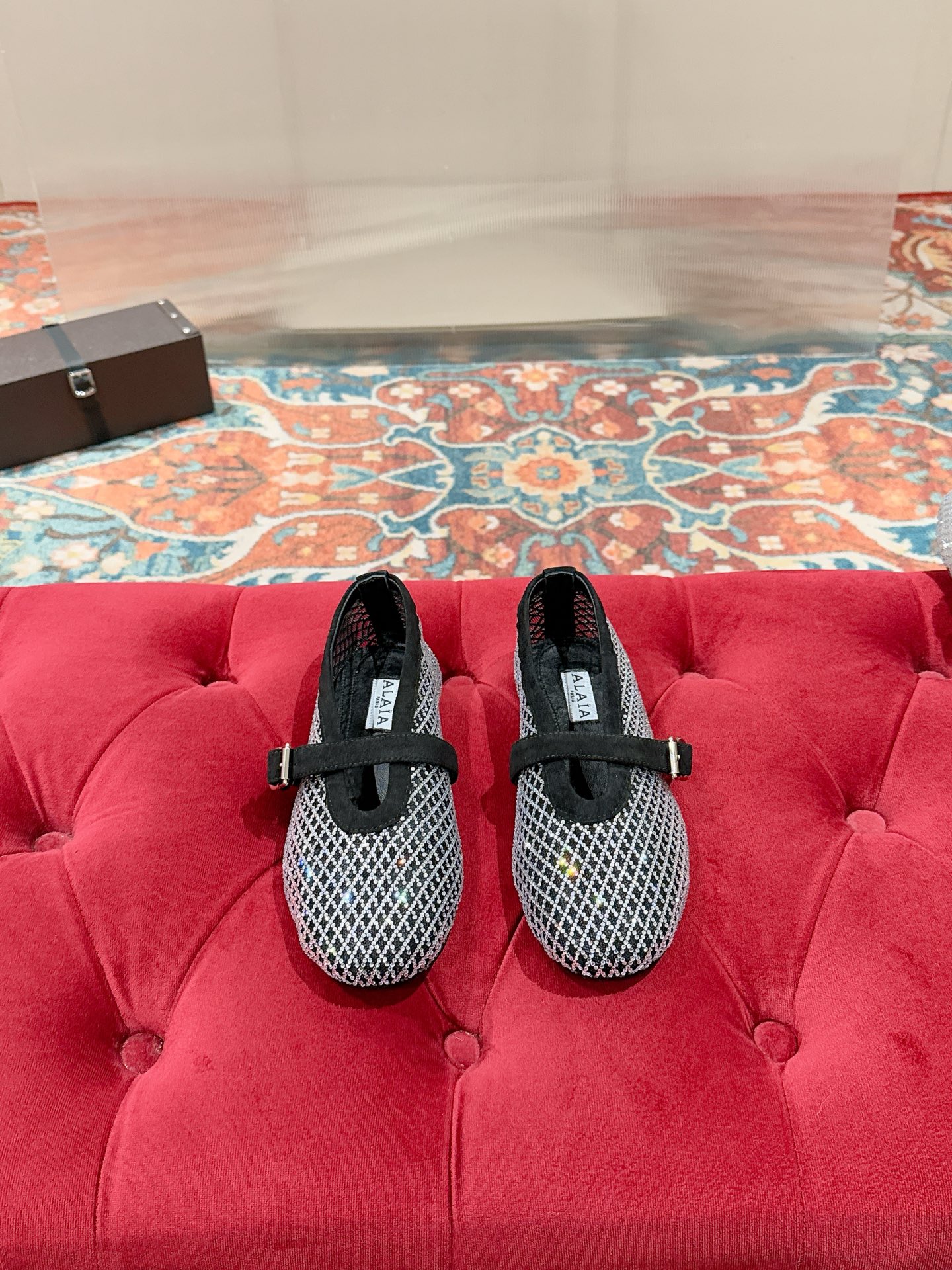 NO:788264,ALAIA | ALAiA's 2026 spring and summer new product retro buckle Mary Jane catwalk style flat ballet shoes. High fashion meets the soul of dance. ALAiA reshapes pointe aesthetics with architectural lines. This is not an ordinary pair of shoes. It is an extension of body language. It is a sculpture in motion. The translucent mesh and the looming texture make every step feel like walking through the light. The same style as Zhang Xiaohui. Sweet and cool ballet style. A very popular ballet shoe.  Romantic and charming, comfortable and versatile, full of girly style, both modern and retro, very simple and elegant, whether it is a skirt, dress or jeans, it can be the finishing touch. Upper: original 1:1 silk screen with small diamond surface. Outsole: original molded rubber non-slip outsole. Number of yards: 35-39 (40.41.42 customized, non-returnable). Packaging: original 1:1 box, ballet shoes, alaia, mary jane, skirts, jeans.19860909ALAIA｜阿莱亚2026春夏新品复古扣带玛丽珍网钻走秀款平底芭蕾舞鞋  高级时装遇见舞蹈灵魂 ALAiA以建筑般的线条 重塑足尖美学 这不是一双普通的鞋 是身体语言的延伸 是动态中的雕塑 透肤网纱,若隐若现的肌理 让每一步都像在光线中穿行 章小蕙同款 甜酷芭蕾风 人气超高的一款芭蕾舞鞋 浪漫又迷人 舒适百搭满满的少女风 既摩登又复古的味道 非常的简约大气 不管是半身裙 连衣裙还是牛仔裤 它都能成为点睛之笔 鞋面:原版1:1丝网叠加小钻面 大底:原版开模橡胶防滑大底 码数:35-39（40.41.42订制不退换） 包装:原版1:1包装盒,芭蕾舞鞋,alaia,mary jane,skirts,jeans,Women's Shoes