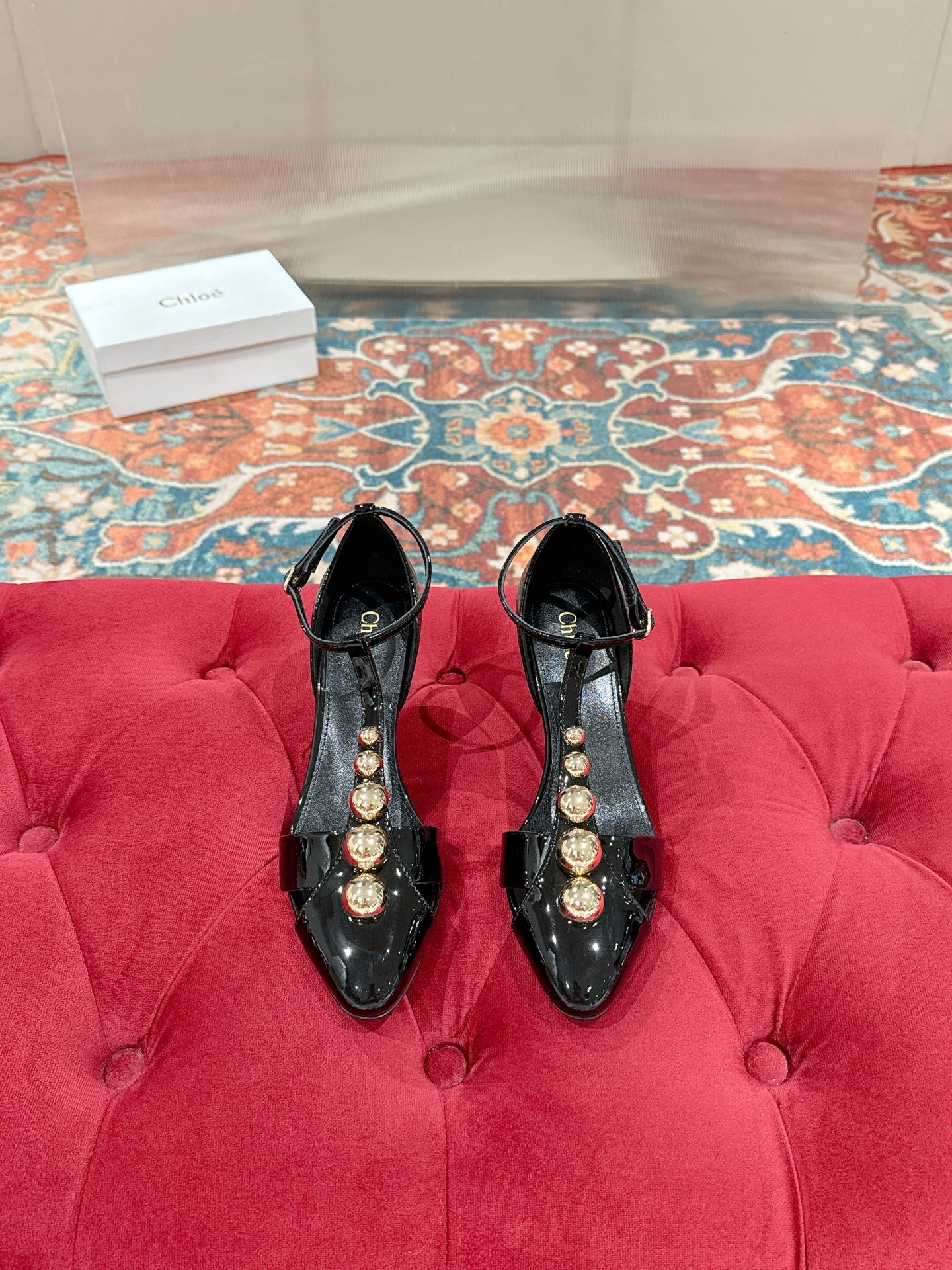 NO:788260,Chloe's 26 spring and summer new products, the latest series of single shoes, handmade metal logo decoration, unique style, more brand charm, small round toe and patent leather material wrap the foot to improve comfort, highly brand-recognizable, the most understanding of women's beautiful shoes, to support the aura, the upper is made of imported patent leather material Noble temperament, sheepskin lining, imported genuine leather outsole, size: 35-39 (34.40.41 customized, non-returnable), sandals, chloe, loewe, sandals, sheepskin, Leather soles19860909Chloe克洛伊26春夏新品 最新系列单鞋 純手工製作的金屬logo裝飾 獨特風格更顯品牌魅力 小圓頭和漆皮材質包裹腳部提升舒適度 极具品牌辨识度,最懂女人心无死角的美鞋 撑起气场 鞋面采用进口漆皮 材质 气质高贵内里羊皮进口真皮大底码数:35-39（34.40.41定制不退换）,凉鞋单鞋,chloe,loewe,sandals,sheepskin,Leather soles,Women's Shoes