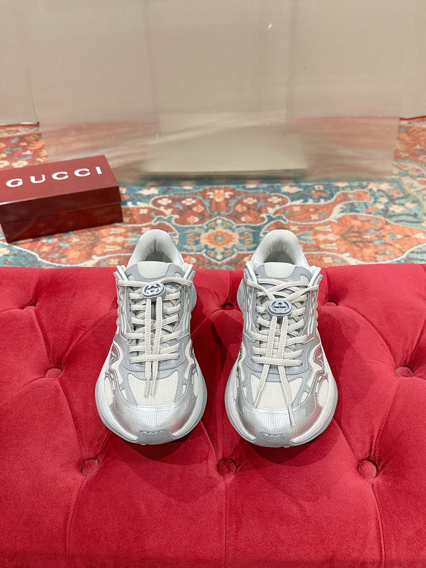 NO:784048,Gucci*Gucci hot style retro sneakers dad shoes This Gucci 2.0 reinterprets the brand's iconic striped webbing elements. This reinterpretation of the iconic details uses EVA thick soles with a smart silhouette to bring a stable and comfortable wearing experience. Fabric: Made of original imported cowhide/technical fabrics Lining: Breathable mesh Heel height: 4cm Sole: Original customized ultra-light foam rubber outsole Size: Male 39-44 (Male 45  Customized (non-refundable), dad shoes, gucci, gucci, sneakers, cowhide19860909Gucci*古驰 爆款 复古 运动鞋 老爹鞋 这款Gucci 2.0焕新演绎品牌标志性条纹织带元素.这款焕新诠释标志性细节,采用EVA厚鞋底,搭配灵动廓形,带来稳步舒适穿着体验 面料:采用原版进口牛皮/科技面料 内里:透气网 跟高:4cm 鞋底:原版定制超轻发泡橡胶大底 Size:男39-44（男45 定制不退换),老爹鞋,gucci,gucci,sneakers,cowhide,Women's Shoes