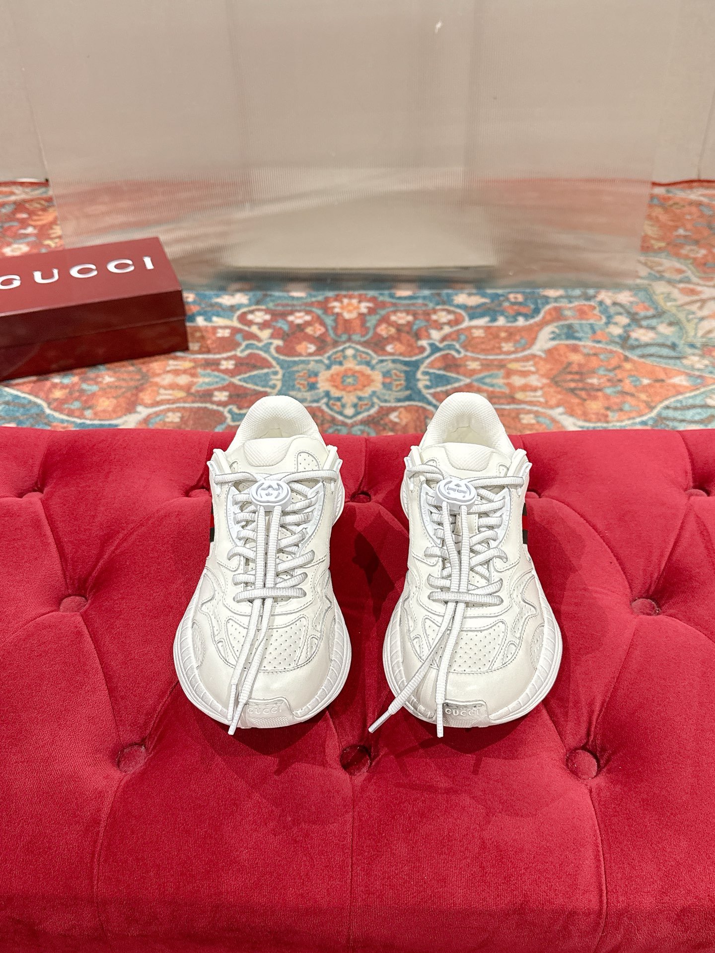 NO:784058,Gucci* Gucci hot style retro sneakers dad shoes This Gucci 2.0 reinterprets the brand's iconic striped webbing elements. This reinterpretation of the iconic details uses EVA thick soles with a smart silhouette to bring a stable and comfortable wearing experience. Fabric: Made of original imported cowhide/technical fabrics Lining: Breathable mesh Heel height: 4cm Sole: Original customized ultra-light foam rubber outsole Size: Female 35-39  Male 39-44 (female 40 male 45, customization is not returnable), dad shoes, gucci, gucci, sneakers, cowhide19860909Gucci*古驰 爆款 复古 运动鞋 老爹鞋 这款Gucci 2.0焕新演绎品牌标志性条纹织带元素.这款焕新诠释标志性细节,采用EVA厚鞋底,搭配灵动廓形,带来稳步舒适穿着体验 面料:采用原版进口牛皮/科技面料 内里:透气网 跟高:4cm 鞋底:原版定制超轻发泡橡胶大底 Size:女35-39 男39-44（女40男45 定制不退换),老爹鞋,gucci,gucci,sneakers,cowhide,Women's Shoes