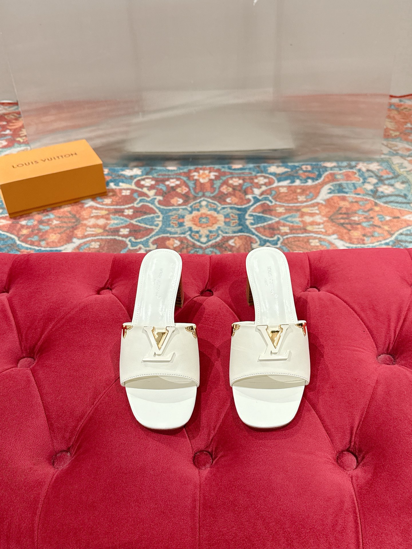 NO:784063,Thick-heeled sandals Lv Louis Vuitton top version, full of aura, goddess style, full of high-end, must-have concave shape for street shooting, daily wear for the boss, fashionable online Outsole: Italian genuine leather outsole Size: 35-39 (40.41 customized, non-returnable), slippers, louis vuitton, louis vuitton, sandals, slippers, Leather soles19860909粗跟凉鞋 Lv 路易威登 顶级版本 气场十足女神款,高级感满满,街拍凹造型必备,日常霸总穿搭 时髦精在线 大底:意大利真皮大底 码数:35-39（40.41定制 不退换）,拖鞋,louis vuitton,louis vuitton,sandals,slippers,Leather soles,Women's Shoes