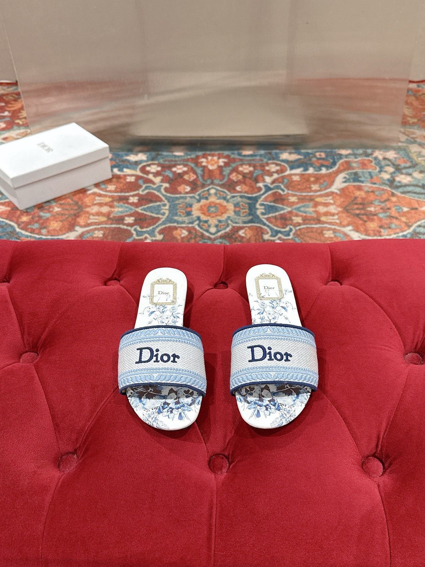 NO:784043,Dior*Dior 26/ss early spring lace embroidered slippers  Oblique embossing + white lace embroidery, exquisite and elegant. The wide design of the upper, the Dior logo is very recognizable, and the thick heel structure is comfortable and easy to walk on, which can be easily used in daily life or vacation. Oblique embossing is a classic element of Dior, paired with lace embroidery, French romance  Atmosphere full fabric: lace embroidery/sheepskin lining Outsole: Italian leather outsole Size: 35-39 (34.40.41 customization is not returnable), slippers, dior, dior, slippers, sheepskin, Leather  soles19860909Dior*迪奥26/ss早春 蕾丝刺绣拖鞋 Oblique压纹+白色蕾丝刺绣,精致优雅.鞋面宽版设计,Dior标志超有辨识度,粗跟结构舒适好走,日常或度假都能轻松驾驭.Oblique压纹是Dior经典元素,搭配蕾丝刺绣,法式浪漫氛围感拉满面料:蕾丝刺绣/羊皮内里大底:意大利真皮大底Size:35-39（34.40.41定制不退换）,拖鞋,dior,dior,slippers,sheepskin,Leather soles,Women's Shoes