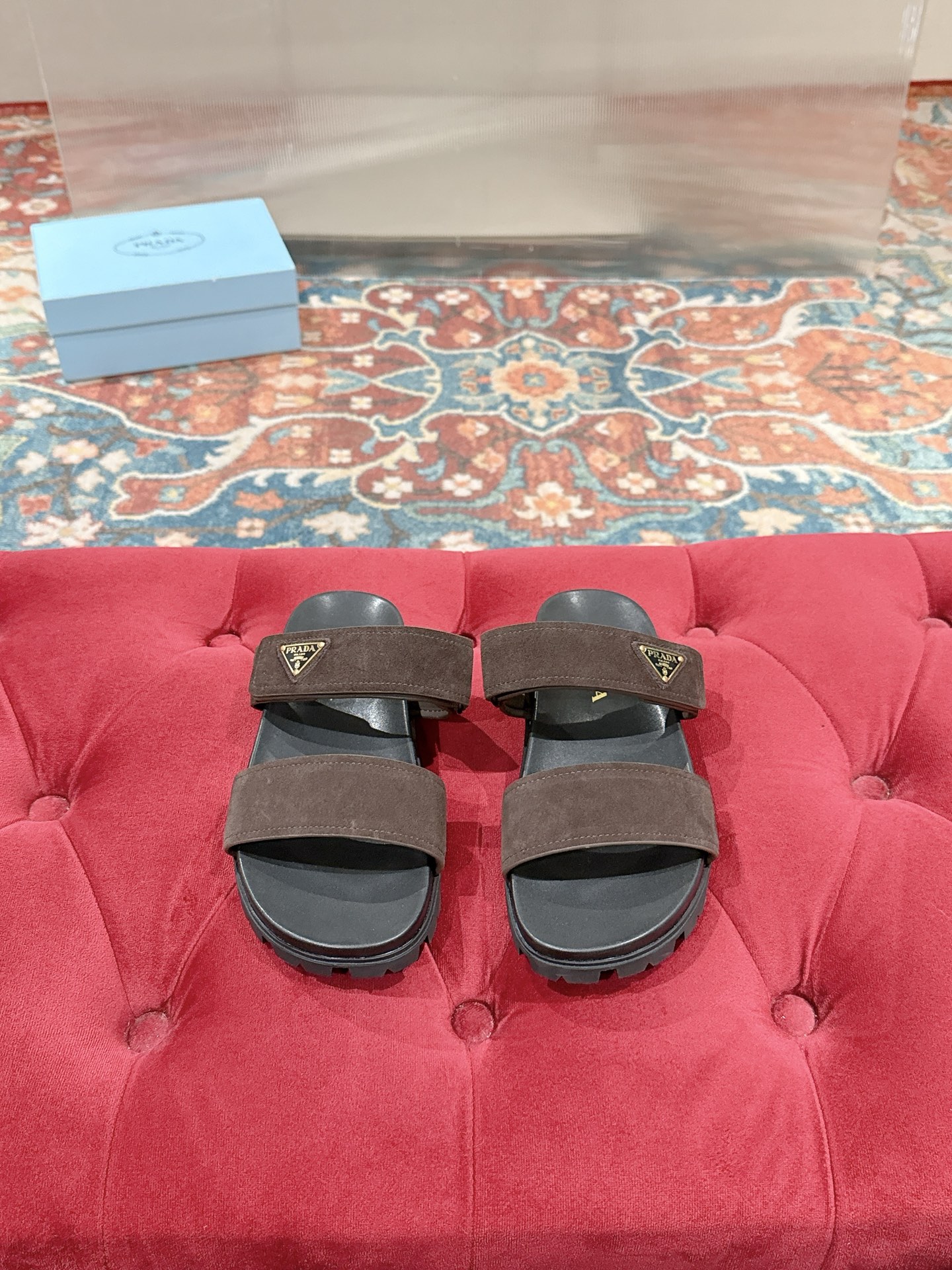 NO:785387,Prada * Prada's new spring and summer sandals, double-breasted slippers, the latest catwalk series, classic upgrades, both comfort and fashion, every color combination looks good, designed to match different style needs. Upper: original customized cowhide/cowhide. Lining: sheepskin. Outsole: original molded rubber outsole. Size: 35-39 (40.41 customized non-refundable), slippers, prada, prada, sandals, slippers, cowhide, sheepskin.19860909Prada *普拉达春夏新款凉鞋 双排扣拖鞋 最新走秀系列 经典升级 舒适度与时髦度并存 每个颜色搭配都好看 设计搭配不同风格需求 鞋面:原版定制牛皮/牛猄 内里: 羊皮 大底:原版开模橡胶大底 Size:35-39（40.41定制不退换）,拖鞋,prada,prada,sandals,slippers,cowhide,sheepskin,Women's Shoes