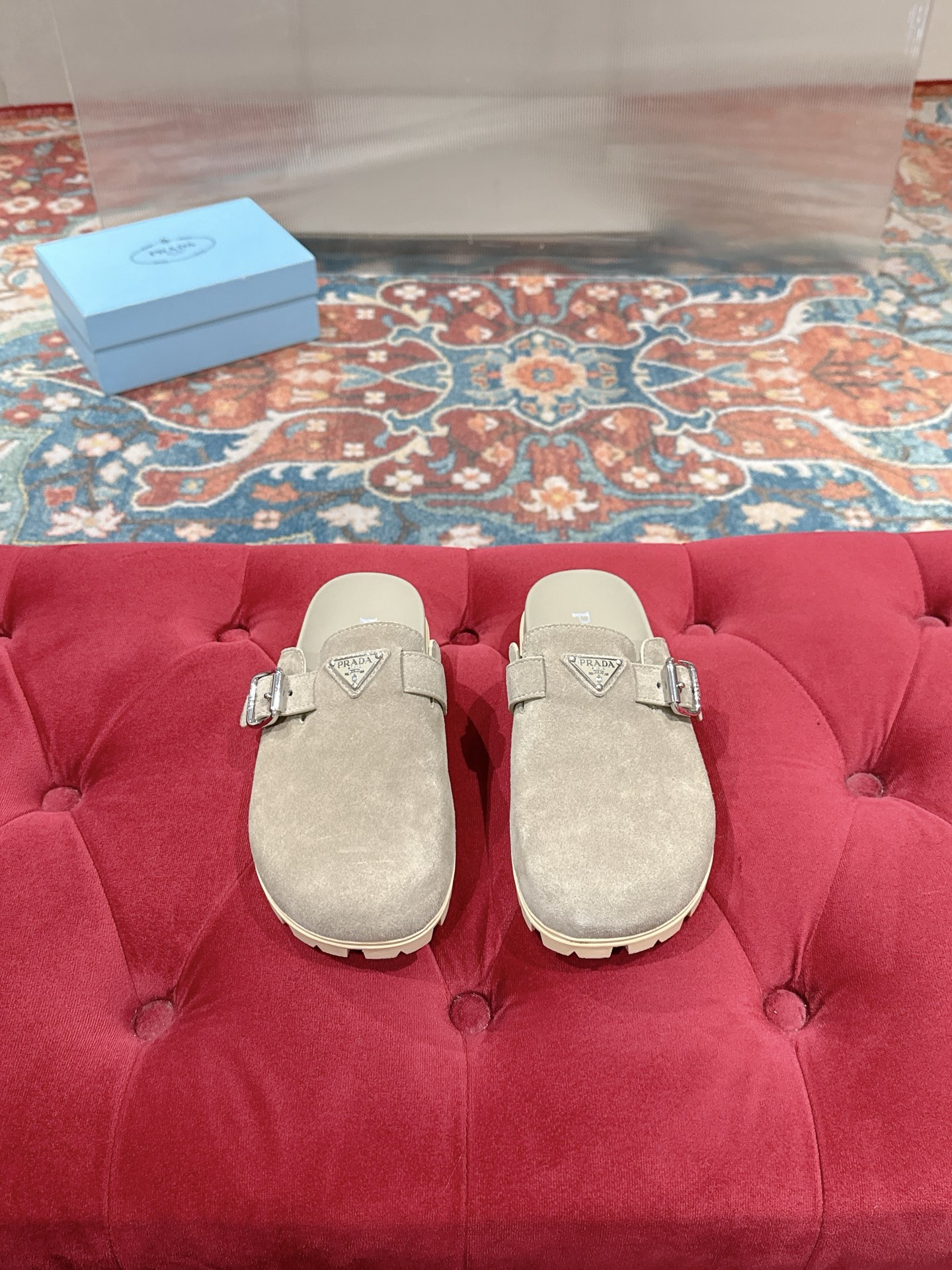 NO:785382,Prada *Prada's thick-soled Birkenstock toe-and-half drag is full of luxury!  This model is popular among bloggers at home and abroad. It is retro and fashionable, and looks amazing on your feet!  The official website’s main recommendation: upper: original customized cowhide/cow leather lining: sheepskin outsole: original molded rubber sole Size: 35-39 (customized at 40.41, non-returnable), half drag, prada, prada, cowhide, sheepskin19860909Prada *普拉达一脚蹬厚底勃肯包头半拖高级感十足！国内外博主刷爆的一款,复古又时髦,上脚美炸了！官网主推款 鞋面:原版定制牛皮/牛猄 内里:羊皮 大底:原版开模橡胶底 Size:35-39（40.41定制不退换）,半拖,prada,prada,cowhide,sheepskin,Women's Shoes