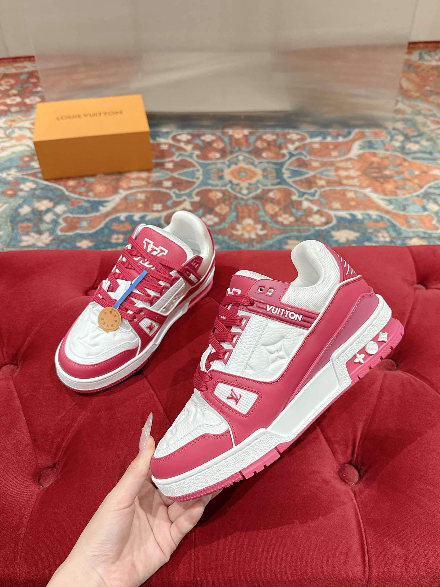 Розово-белые кроссовки Louis Vuitton Trainer
