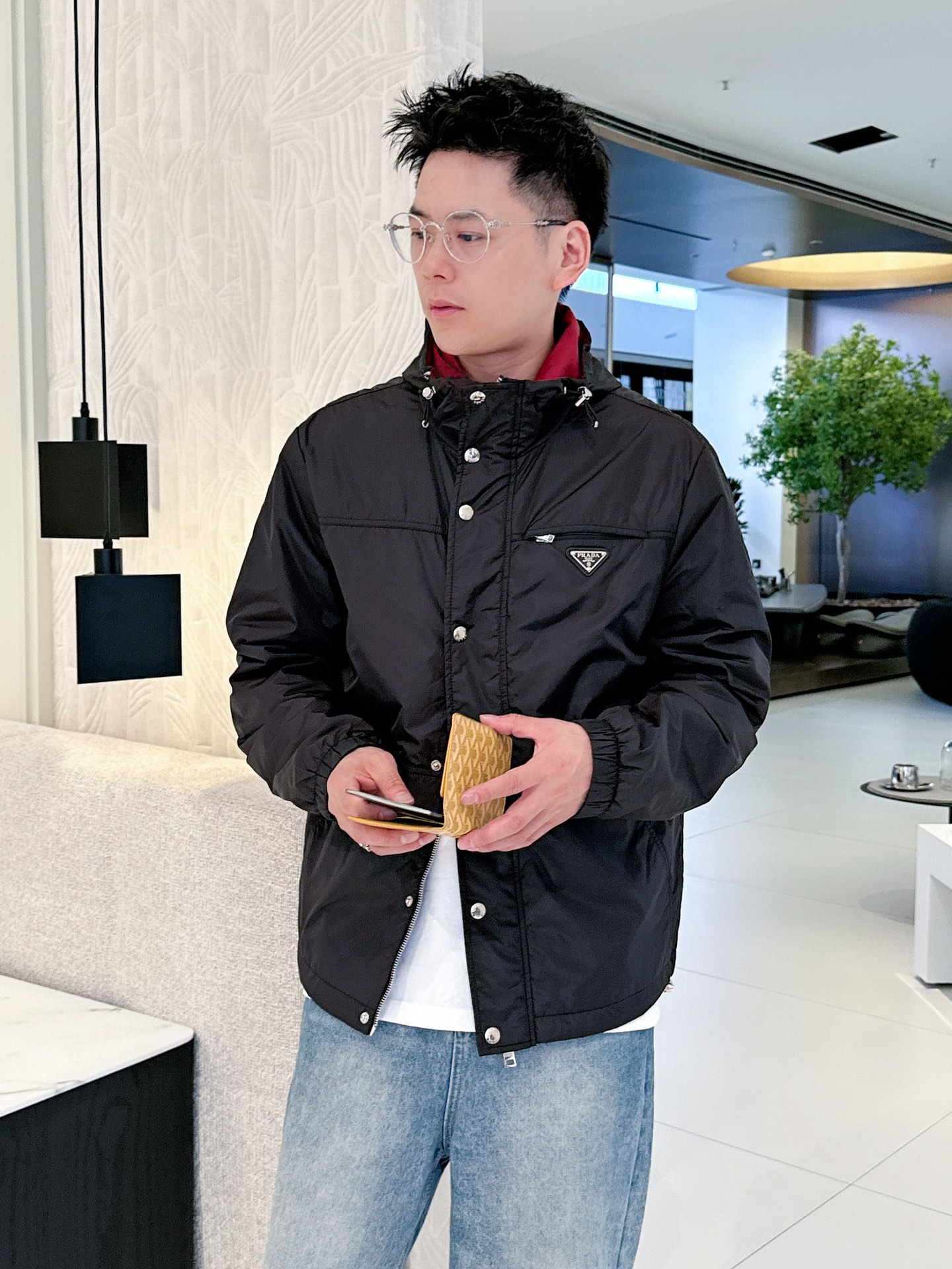 NO:120060,.Prada 2025SS new jacket jacket. The cabinet is popular, and it is hard to find one piece. It uses customized jacket fabric, soft and styling, anti-wrinkle and stand-up, comfortable on the upper body; stand-up collar hooded design, suitable for various concave styles; the sleeves are decorated with brand logo, which is highly recognizable; red with lining, high-end and stylish; a handsome and fashionable jacket with a top body. [Color] Black [Code] 48-56,,prada, jackets & coats, jackets & coats,hats,alexander wang19860909.普拉达 2025SS新款夹克外套.柜子爆款,一件难求.采用定制夹克面料,软糯有型,抗皱立挺,上身舒适；立领连帽设计,适合凹各种造型；袖子饰以品牌logo,辨识度极高；红色搭配内衬,高级有型；一面帅气又时尚的夹克外套,上身绝绝子.【颜色】黑色【码数】48-56,,prada,jackets & coats,jackets & coats,hats,alexander wang,Men's clothing