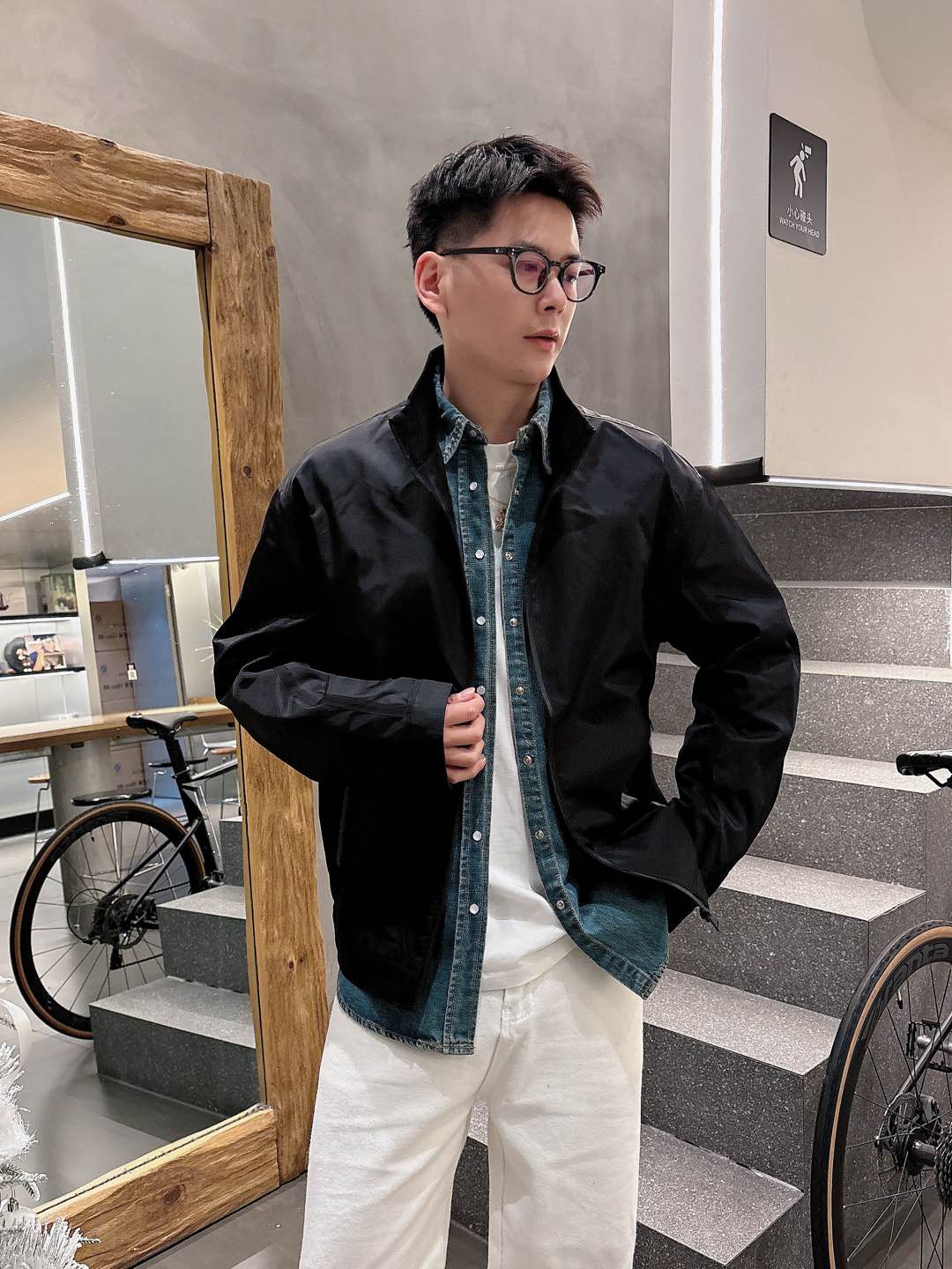 NO:129337,Prada New Year's Spring and Summer New Jackets, Synchronized on the official website, original customized polyester fiber fabric, clean surface design, more windproof and warm, zipper zipper design for stronger warmth, chest brand logo highlights brand characteristics, consistent with the original version, series pipe network latest jacket style simple and not simple design, original hardware and accessories, trendy and fashionable high-end people must leave the version!  Number of codes: M-3XL complete three standards, color black, prada, jackets & coats, alexander wang19860909普拉达 年ss春夏新品 新款夹克,官网同步,原版订制聚酯纤维面料,面净版设计,设计更防风保暖,衣襟拉链设计保暖性更强,胸前品牌Logo标志彰显品牌特征,和原版一致,系列管网最新夹克款简约不简单的设计,原厂五金辅料,潮流时尚高档人士必留版！ 码数:M-3XL 三标齐全 颜色黑色,,prada,jackets & coats,alexander wang,Men's clothing