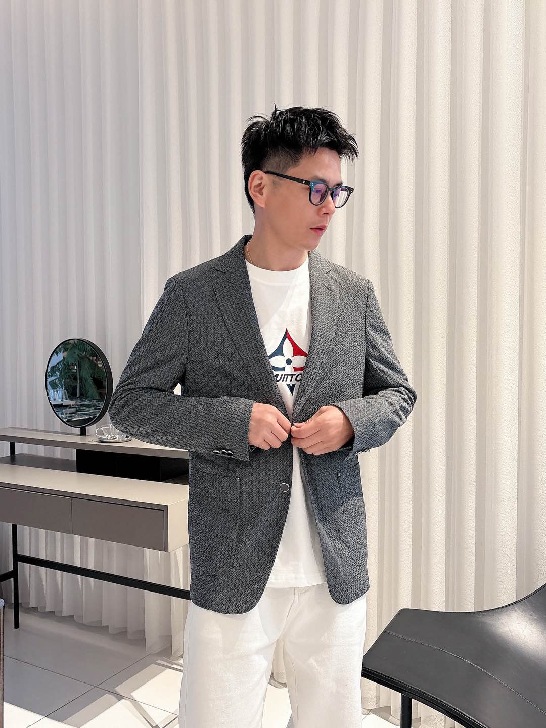 NO:129369,Dio Spring Full-Shaped Damoflage Jacquard Suit 48.50.52.54.56. This jacket is fully laid out. The Damoflage jacquard of the spring and summer fashion show brings modern and innovative brand logos. The neat tailoring and personalized patterns interpret the seasonal Dandy style, and can be paired with the same trousers to recreate the show style.,,dior,dior,jackets & coats,alexander wang19860909Dio 迪奥春款全幅 Damoflage 提花西服 码数48.50.52.54.56. 本款夹克全幅铺陈 春夏时装秀的 Damoflage 提花,令品牌标识焕发摩登新意.利落剪裁和个性图案演绎当季丹迪风尚,可搭配同款长裤再现秀场型格.,,dior,dior,jackets & coats,alexander wang,Men's clothing