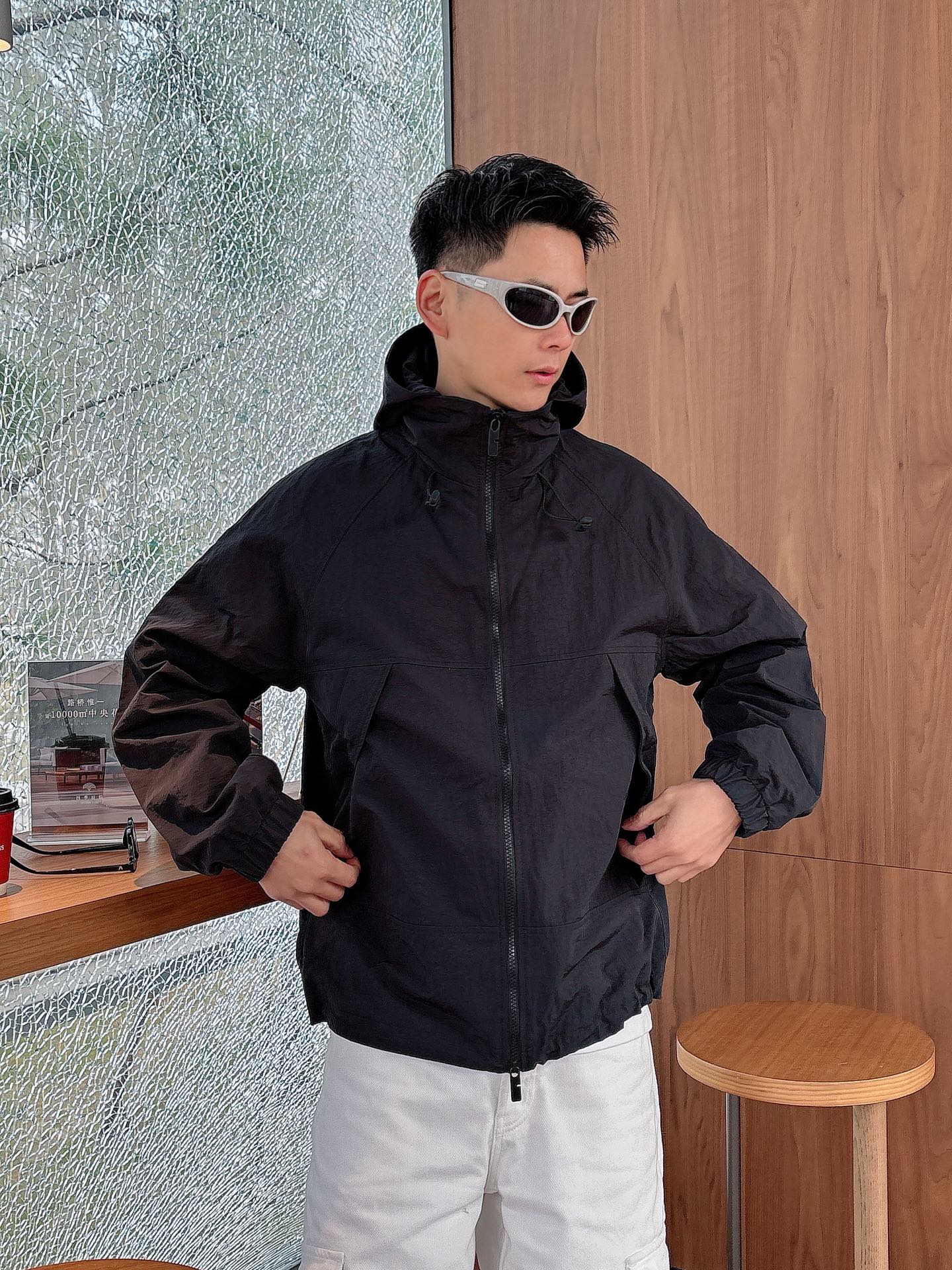 NO:120059,.The same model on the official website of Burberry, complete with three standards!  2025 spring and summer new men's jacket, fashionable and casual high-end version!  Customized fabrics for counters are breathable and comfortable, with impeccable details, and the brand element design concept reflects high quality. The feel is delicate and soft!  It is casually cut, with a great upper body style!  Code number M-3Xl.,,burberry,jackets & coats,jackets & coats,alexander wang19860909.巴宝莉官网同款,三标齐全！2025春夏新款男士夹克外套,时尚休闲高端版本！专柜定制面料 透气舒适度高,细节无可挑剔,品牌元素设计理念,体现高品质.手感细腻柔软！呈现休闲裁剪,上身版型超赞！码数M-3Xl .,,burberry,jackets & coats,jackets & coats,alexander wang,Men's clothing