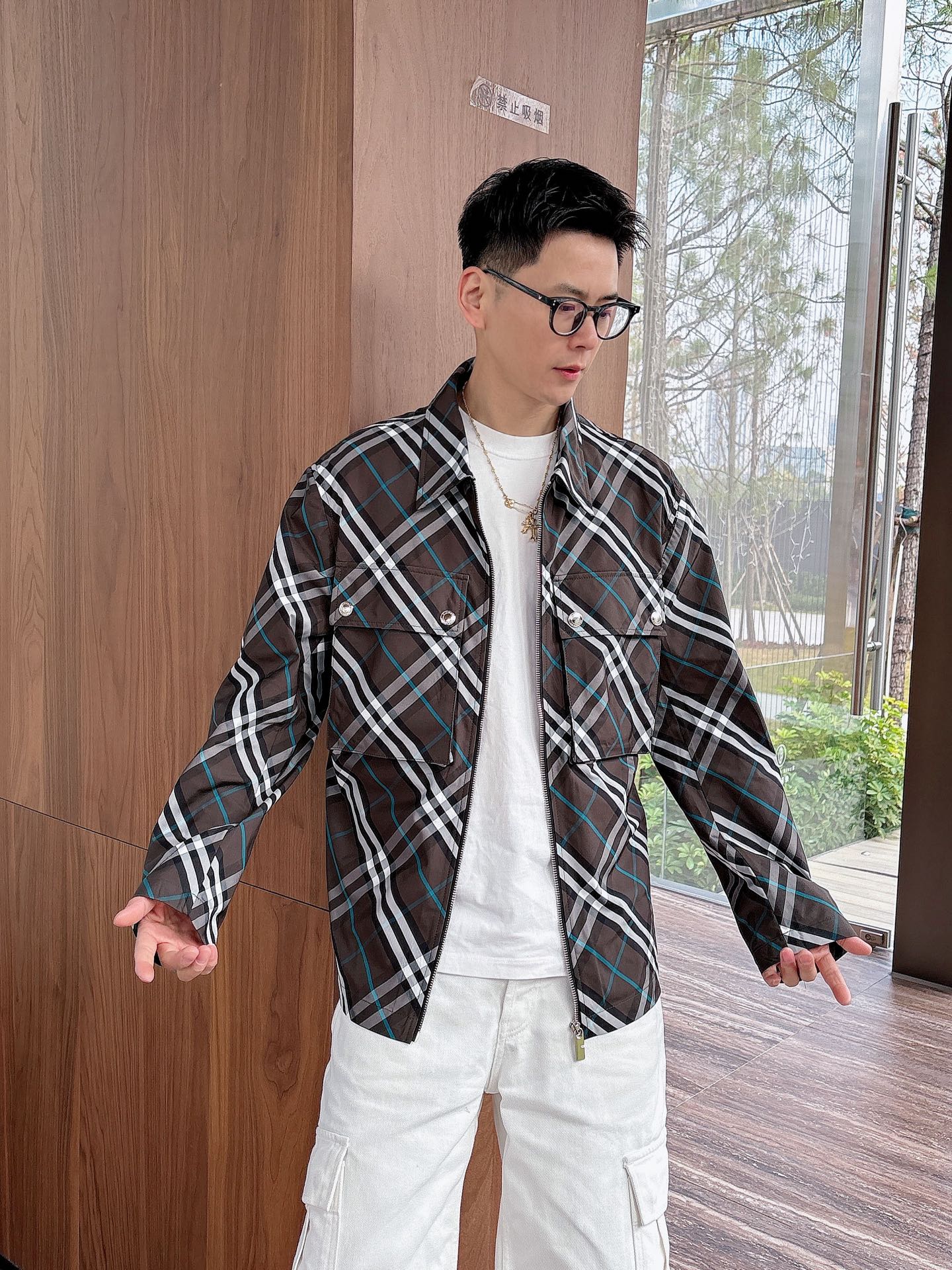 NO:120049,The same style on the official website of Burberry, complete with three standards!  2025 spring and summer new men's jacket, fashionable and casual high-end version!  Customized fabrics for counters are breathable and comfortable, with impeccable details, and the brand element design concept reflects high quality. The feel is delicate and soft!  It is casually cut, with a great upper body style!  Code number M-3Xl.,,burberry,jackets & coats,jackets & coats,alexander wang19860909巴宝莉官网同款,三标齐全！2025春夏新款男士夹克外套,时尚休闲高端版本！专柜定制面料 透气舒适度高,细节无可挑剔,品牌元素设计理念,体现高品质.手感细腻柔软！呈现休闲裁剪,上身版型超赞！码数M-3Xl .,,burberry,jackets & coats,jackets & coats,alexander wang,Men's clothing