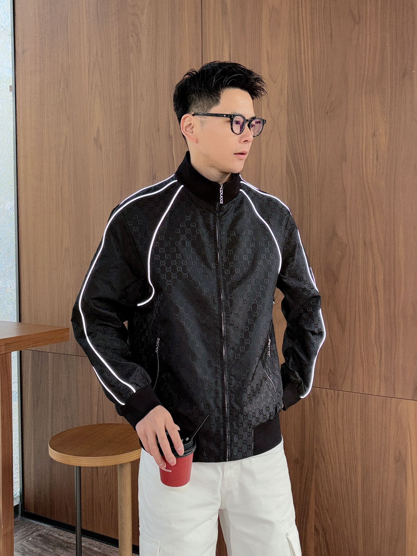 NO:120051,.The same model on Gucci official website, complete with three standards!  2025 spring and summer new men's jacket, fashionable and casual high-end version!  Customized fabrics for counters are breathable and comfortable, with impeccable details, and the brand element design concept reflects high quality. The feel is delicate and soft!  It is casually cut, with a great upper body style!  Code number M-3Xl.,,gucci,jackets & coats,jackets & coats,alexander wang19860909.古驰官网同款,三标齐全！2025春夏新款男士夹克外套,时尚休闲高端版本！专柜定制面料 透气舒适度高,细节无可挑剔,品牌元素设计理念,体现高品质.手感细腻柔软！呈现休闲裁剪,上身版型超赞！码数M-3Xl .,,gucci,jackets & coats,jackets & coats,alexander wang,Men's clothing