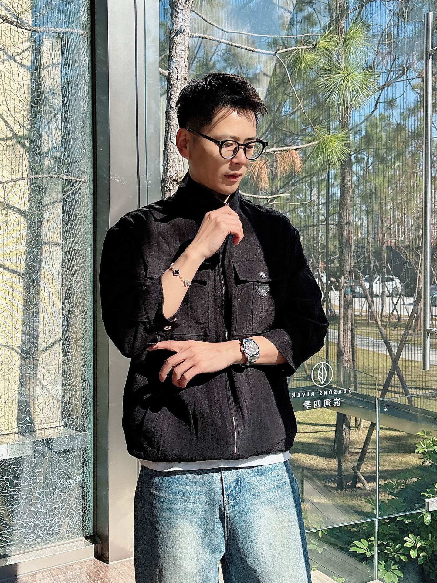 NO:120055,The same model on Prada’s official website, complete with three standards!  2025 spring and summer new men's jacket, fashionable and casual high-end version!  Customized fabrics for counters are breathable and comfortable, with impeccable details, and the brand element design concept reflects high quality. The feel is delicate and soft!  It is casually cut, with a great upper body style!  Code number M-3Xl.,,prada,jackets & coats,jackets & coats,alexander wang19860909普拉达官网同款,三标齐全！2025春夏新款男士夹克外套,时尚休闲高端版本！专柜定制面料 透气舒适度高,细节无可挑剔,品牌元素设计理念,体现高品质.手感细腻柔软！呈现休闲裁剪,上身版型超赞！码数M-3Xl .,,prada,jackets & coats,jackets & coats,alexander wang,Men's clothing