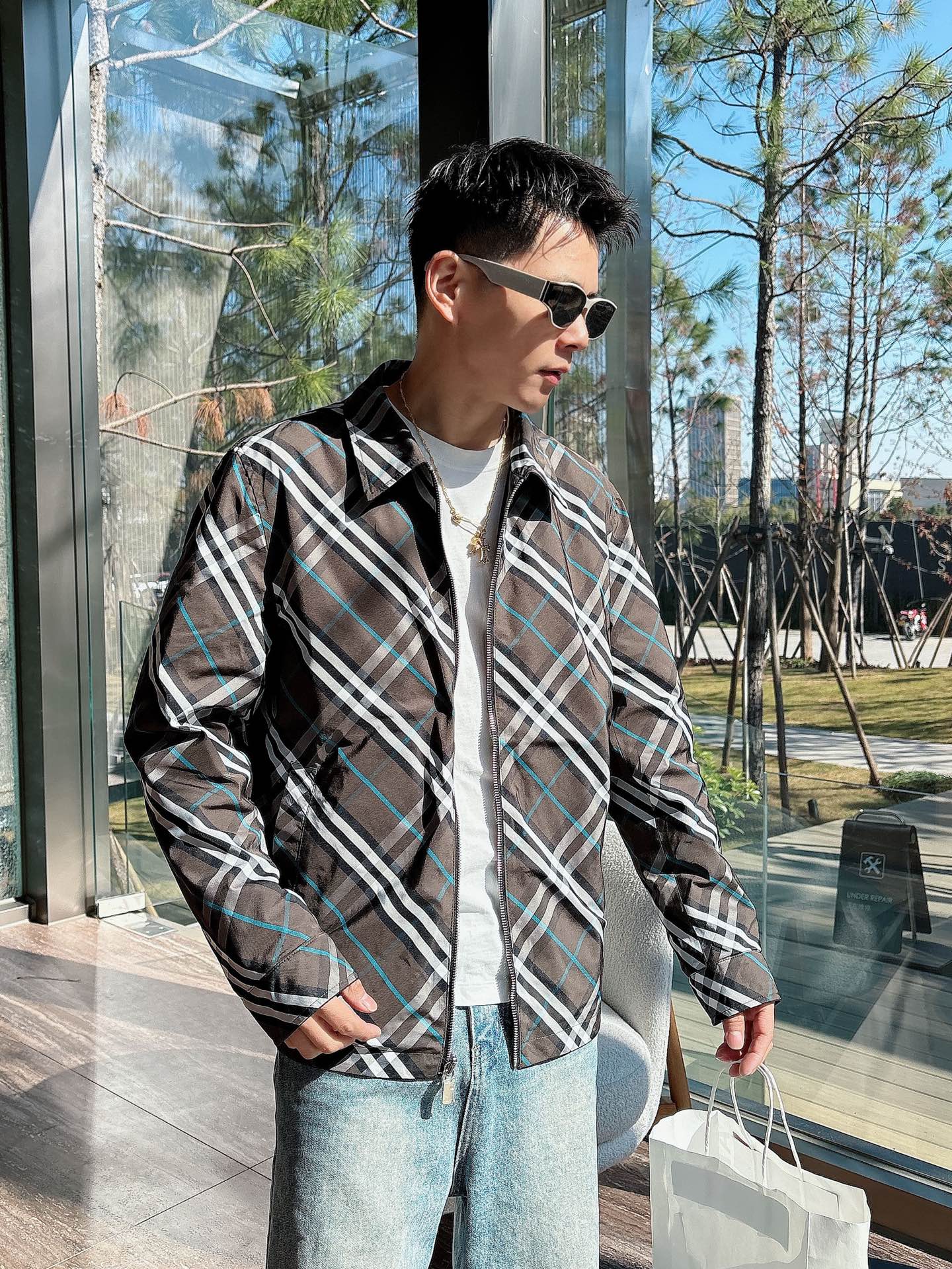 NO:120063,The same style as the Burberry double-sided official website, complete with three standards!  2025 spring and summer new men's jacket, fashionable and casual high-end version!  Customized fabrics for counters are breathable and comfortable, with impeccable details, and the brand element design concept reflects high quality. The feel is delicate and soft!  It is casually cut, with a great upper body style!  Code number M-3Xl.,,burberry,jackets & coats,jackets & coats,alexander wang19860909巴宝莉双面官网同款,三标齐全！2025春夏新款男士夹克外套,时尚休闲高端版本！专柜定制面料 透气舒适度高,细节无可挑剔,品牌元素设计理念,体现高品质.手感细腻柔软！呈现休闲裁剪,上身版型超赞！码数M-3Xl .,,burberry,jackets & coats,jackets & coats,alexander wang,Men's clothing