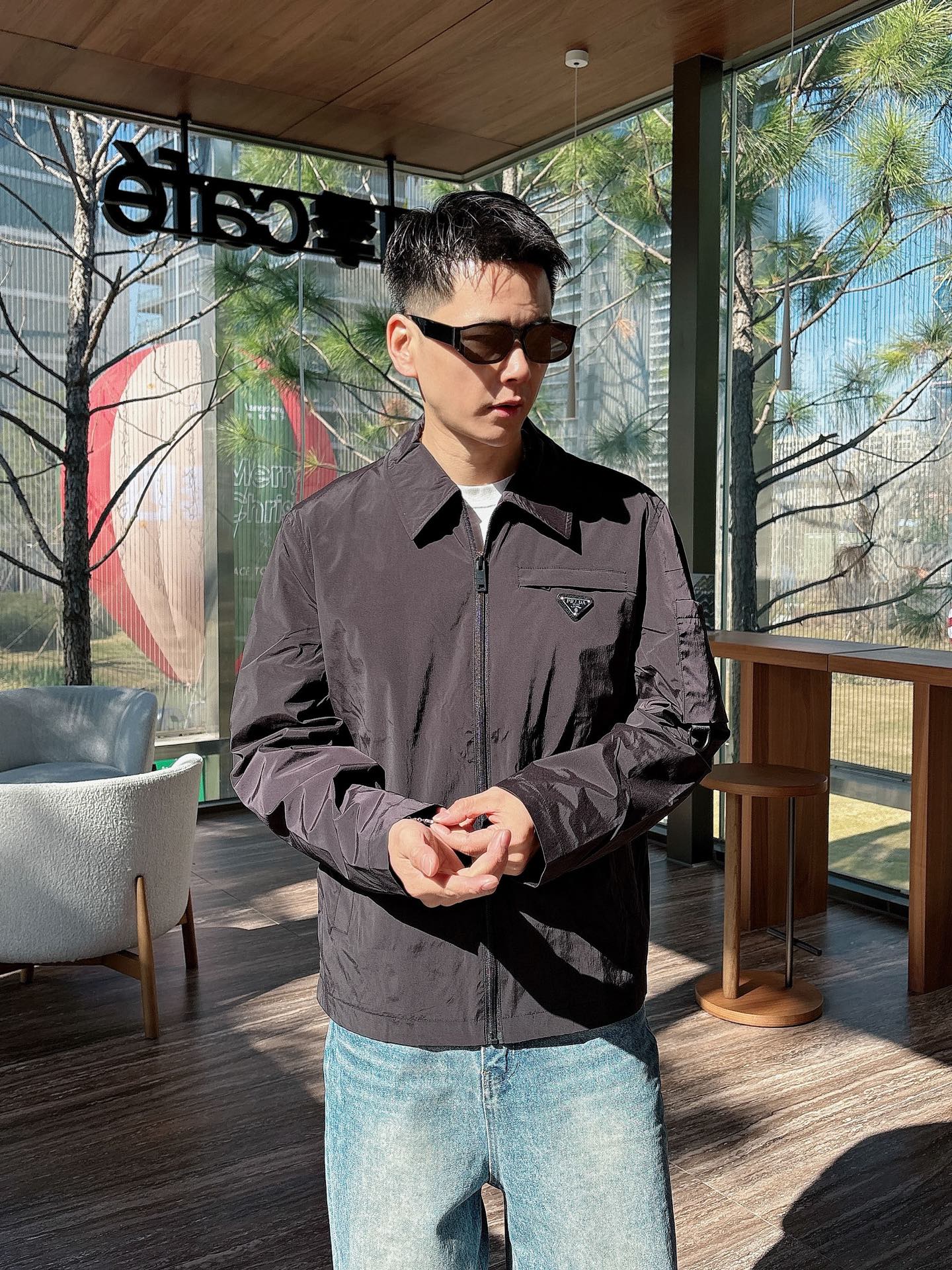 NO:120074,The same model on Prada’s official website, complete with three standards!  2025 spring and summer new men's jacket, fashionable and casual high-end version!  Customized fabrics for counters are breathable and comfortable, with impeccable details, and the brand element design concept reflects high quality. The feel is delicate and soft!  It is casually cut, with a great upper body style!  Code number M-3Xl.,,prada,jackets & coats,jackets & coats,alexander wang19860909普拉达官网同款,三标齐全！2025春夏新款男士夹克外套,时尚休闲高端版本！专柜定制面料 透气舒适度高,细节无可挑剔,品牌元素设计理念,体现高品质.手感细腻柔软！呈现休闲裁剪,上身版型超赞！码数M-3Xl .,,prada,jackets & coats,jackets & coats,alexander wang,Men's clothing