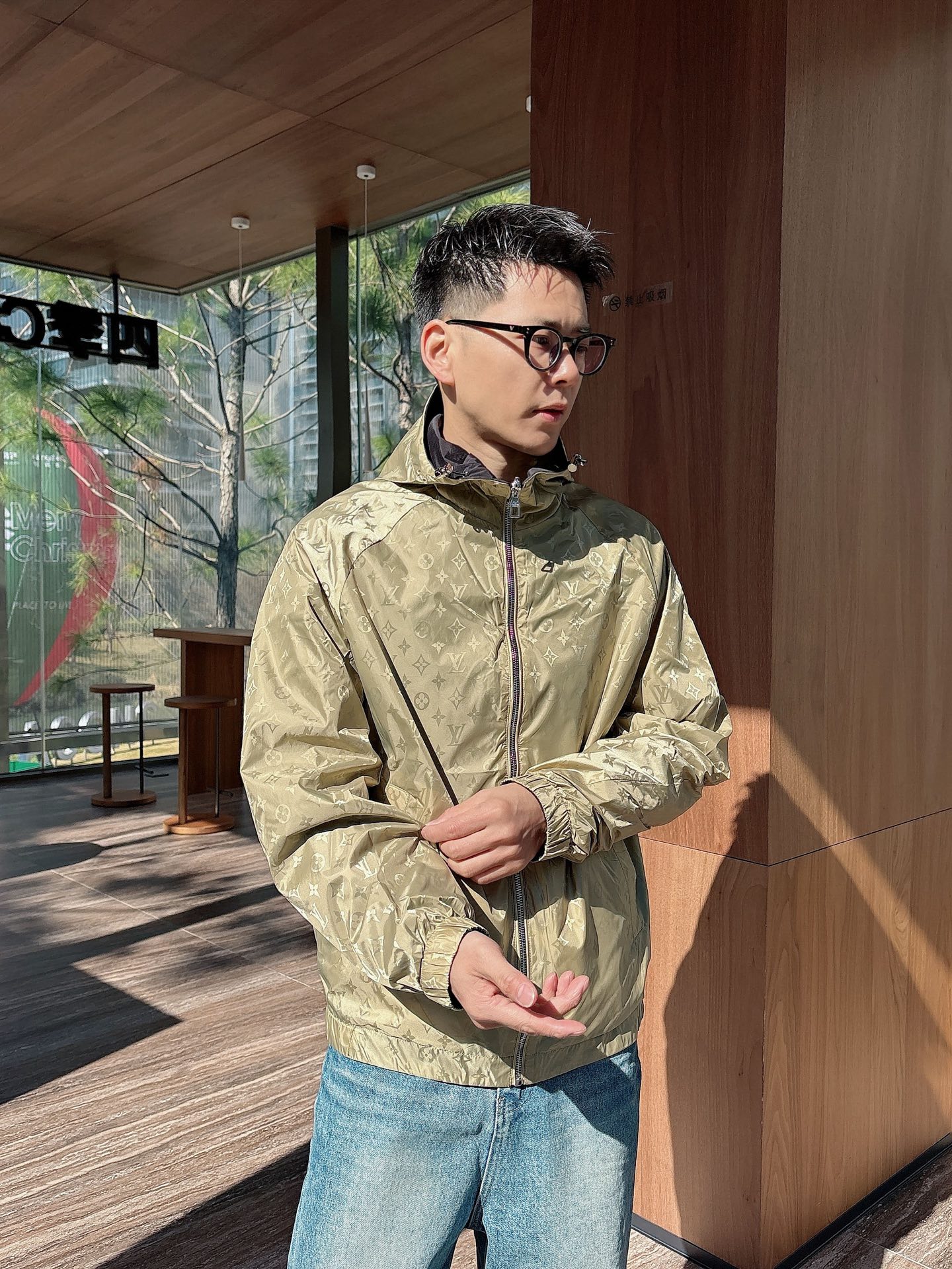 NO:120053,The same model on the official website of Lv, complete with three standards!  2025 spring and summer new men's jacket, fashionable and casual high-end version!  Customized fabrics for counters are breathable and comfortable, with impeccable details, and the brand element design concept reflects high quality. The feel is delicate and soft!  It is casually cut, with a great upper body style!  Code number M-3Xl.,,louis vuitton,jackets & coats,jackets & coats,alexander wang19860909Lv 官网同款,三标齐全！2025春夏新款男士夹克外套,时尚休闲高端版本！专柜定制面料 透气舒适度高,细节无可挑剔,品牌元素设计理念,体现高品质.手感细腻柔软！呈现休闲裁剪,上身版型超赞！码数M-3Xl .,,louis vuitton,jackets & coats,jackets & coats,alexander wang,Men's clothing