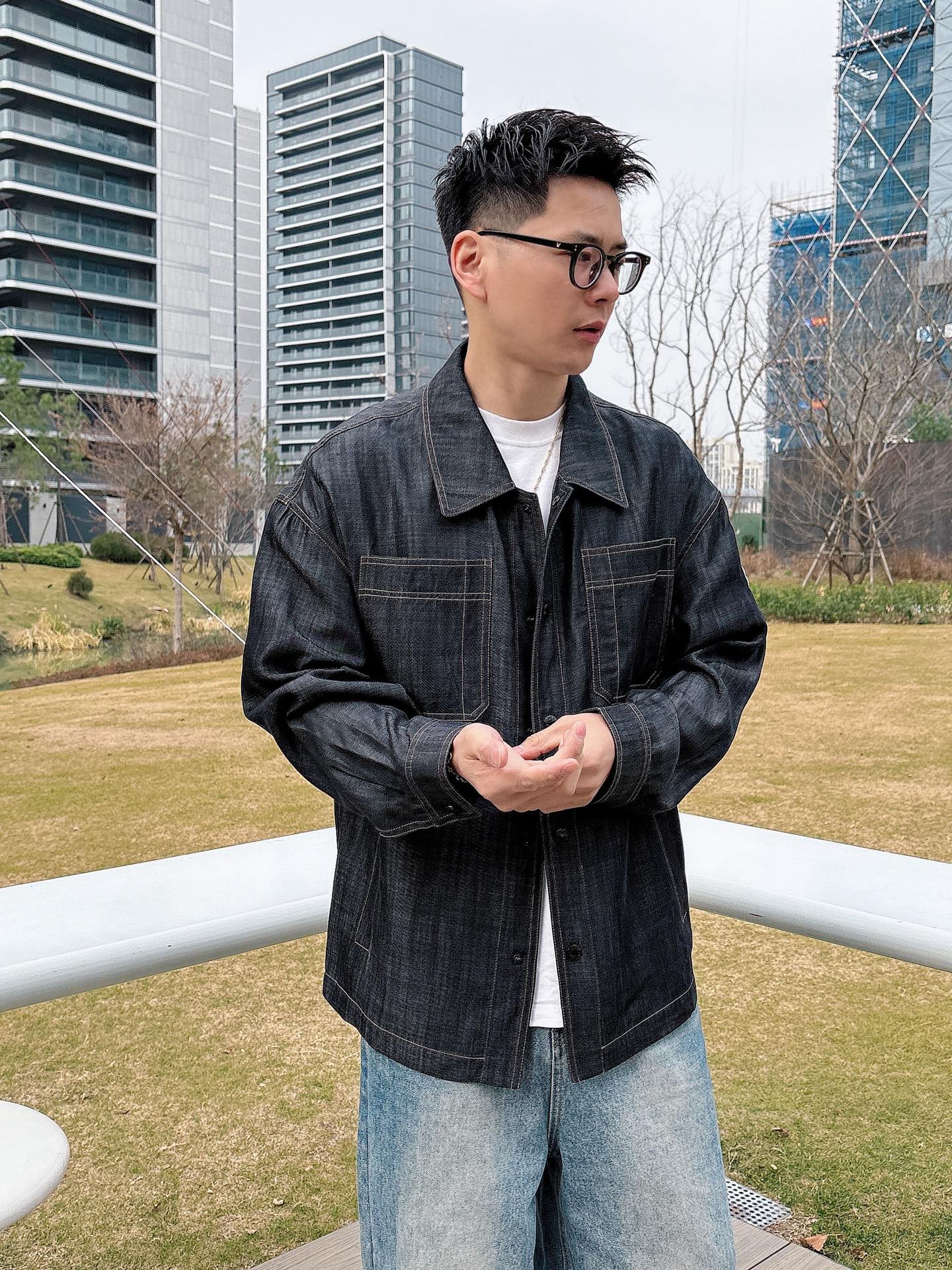 NO:120065,The same style on the official website of the hood, complete with three standards!  2025 spring and summer new men's jacket, fashionable and casual high-end version!  Customized fabrics for counters are breathable and comfortable, with impeccable details, and the brand element design concept reflects high quality. The feel is delicate and soft!  It is casually cut, with a great upper body style!  Code number M-3Xl.,,Moncler,jackets & coats,jackets & coats,alexander wang19860909蒙口官网同款,三标齐全！2025春夏新款男士夹克外套,时尚休闲高端版本！专柜定制面料 透气舒适度高,细节无可挑剔,品牌元素设计理念,体现高品质.手感细腻柔软！呈现休闲裁剪,上身版型超赞！码数M-3Xl .,,Moncler,jackets & coats,jackets & coats,alexander wang,Men's clothing