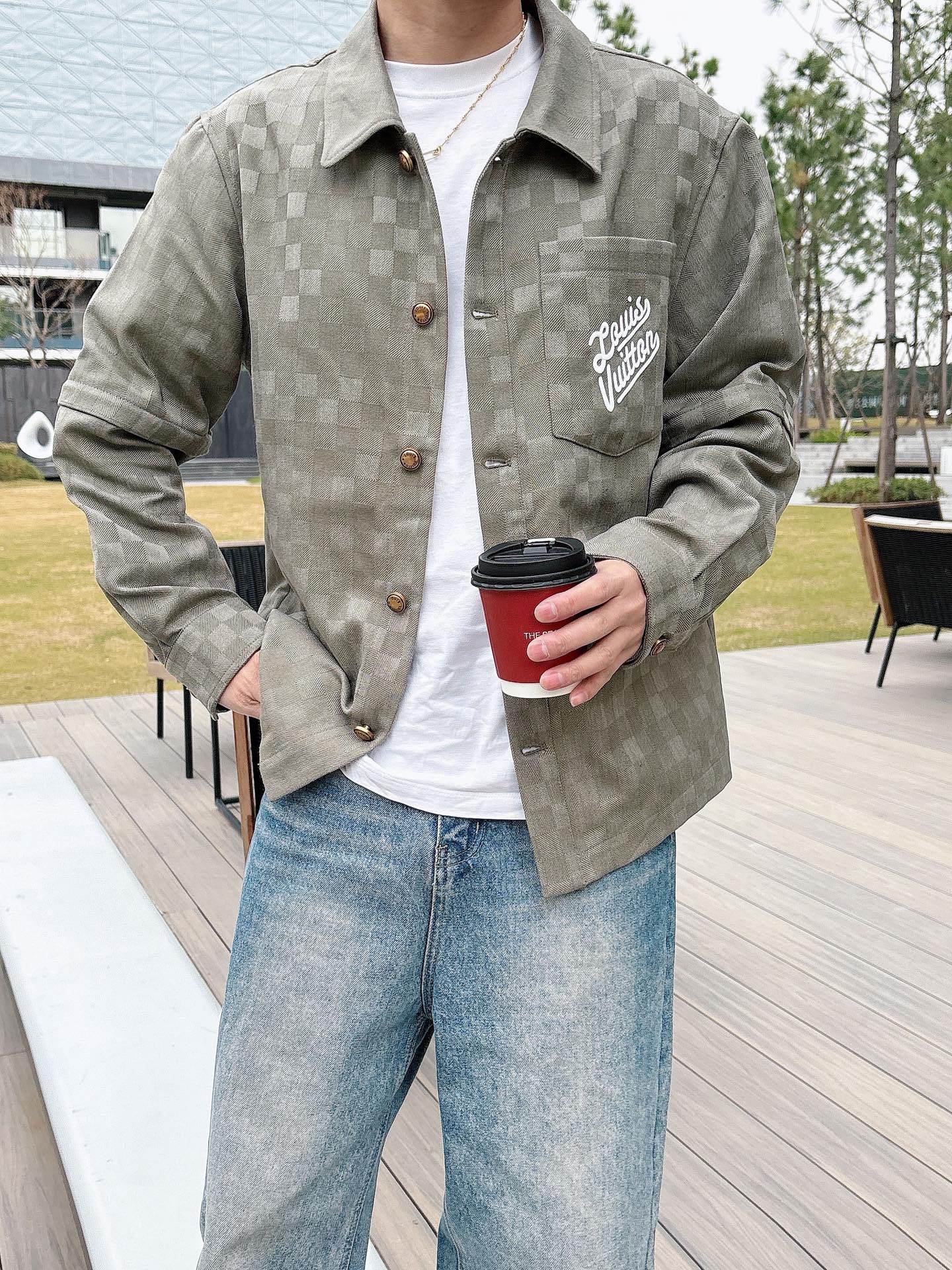 NO:120047,The same model on the lv official website, complete with three standards!  2025 spring and summer new men's jacket, fashionable and casual high-end version!  Customized fabrics for counters are breathable and comfortable, with impeccable details, and the brand element design concept reflects high quality. The feel is delicate and soft!  It is casually cut, with a great upper body style!  Code number M-3Xl.,,louis vuitton,jackets & coats,jackets & coats,alexander wang19860909lv官网同款,三标齐全！2025春夏新款男士夹克外套,时尚休闲高端版本！专柜定制面料 透气舒适度高,细节无可挑剔,品牌元素设计理念,体现高品质.手感细腻柔软！呈现休闲裁剪,上身版型超赞！码数M-3Xl .,,louis vuitton,jackets & coats,jackets & coats,alexander wang,Men's clothing