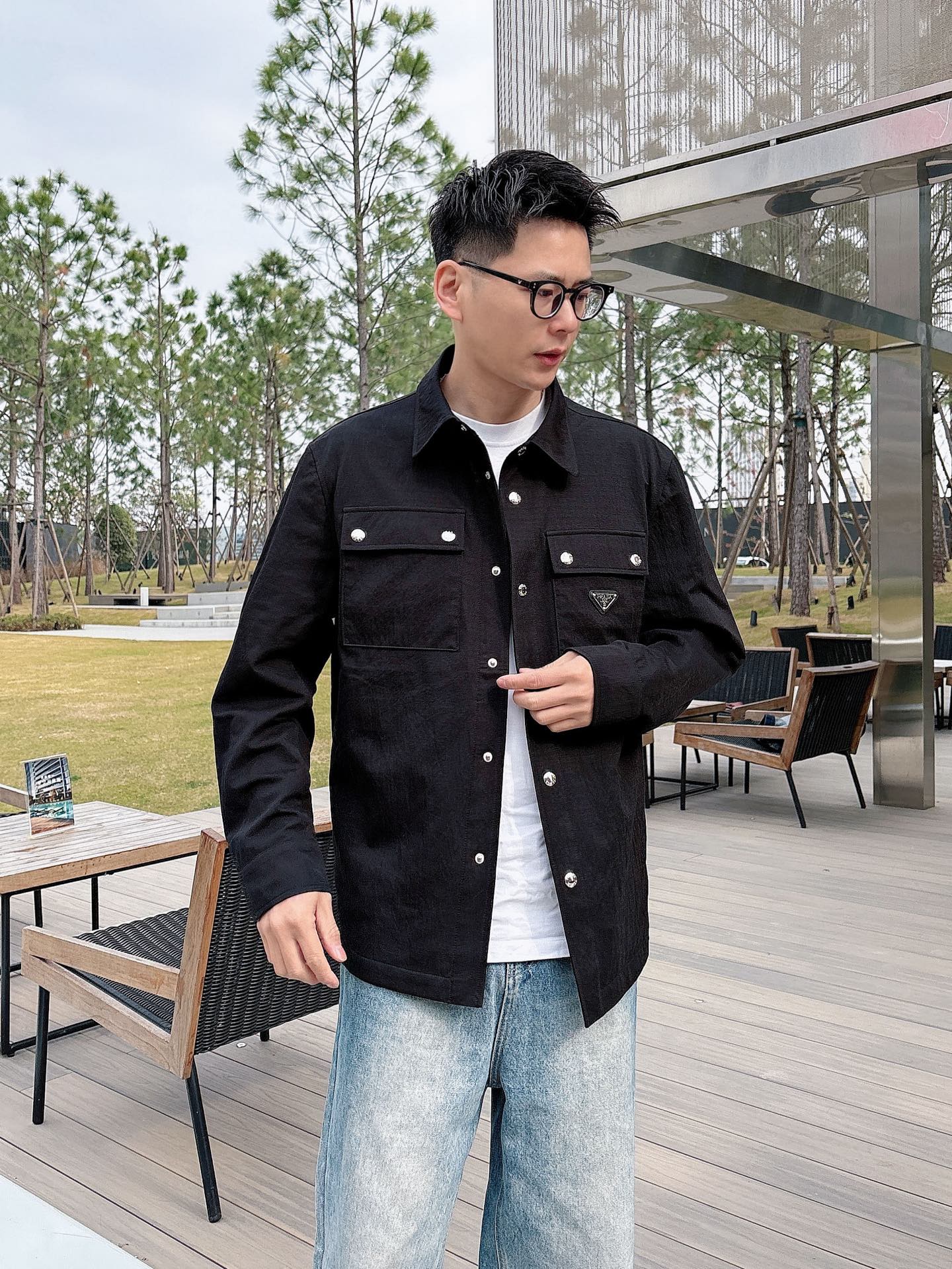 NO:120064,.The same model on Prada official website, complete with three standards!  2025 spring and summer new men's jacket, fashionable and casual high-end version!  Customized fabrics for counters are breathable and comfortable, with impeccable details, and the brand element design concept reflects high quality. The feel is delicate and soft!  It is casually cut, with a great upper body style!  Code number M-3Xl.,,prada,jackets & coats,jackets & coats,alexander wang19860909.普拉达官网同款,三标齐全！2025春夏新款男士夹克外套,时尚休闲高端版本！专柜定制面料 透气舒适度高,细节无可挑剔,品牌元素设计理念,体现高品质.手感细腻柔软！呈现休闲裁剪,上身版型超赞！码数M-3Xl .,,prada,jackets & coats,jackets & coats,alexander wang,Men's clothing