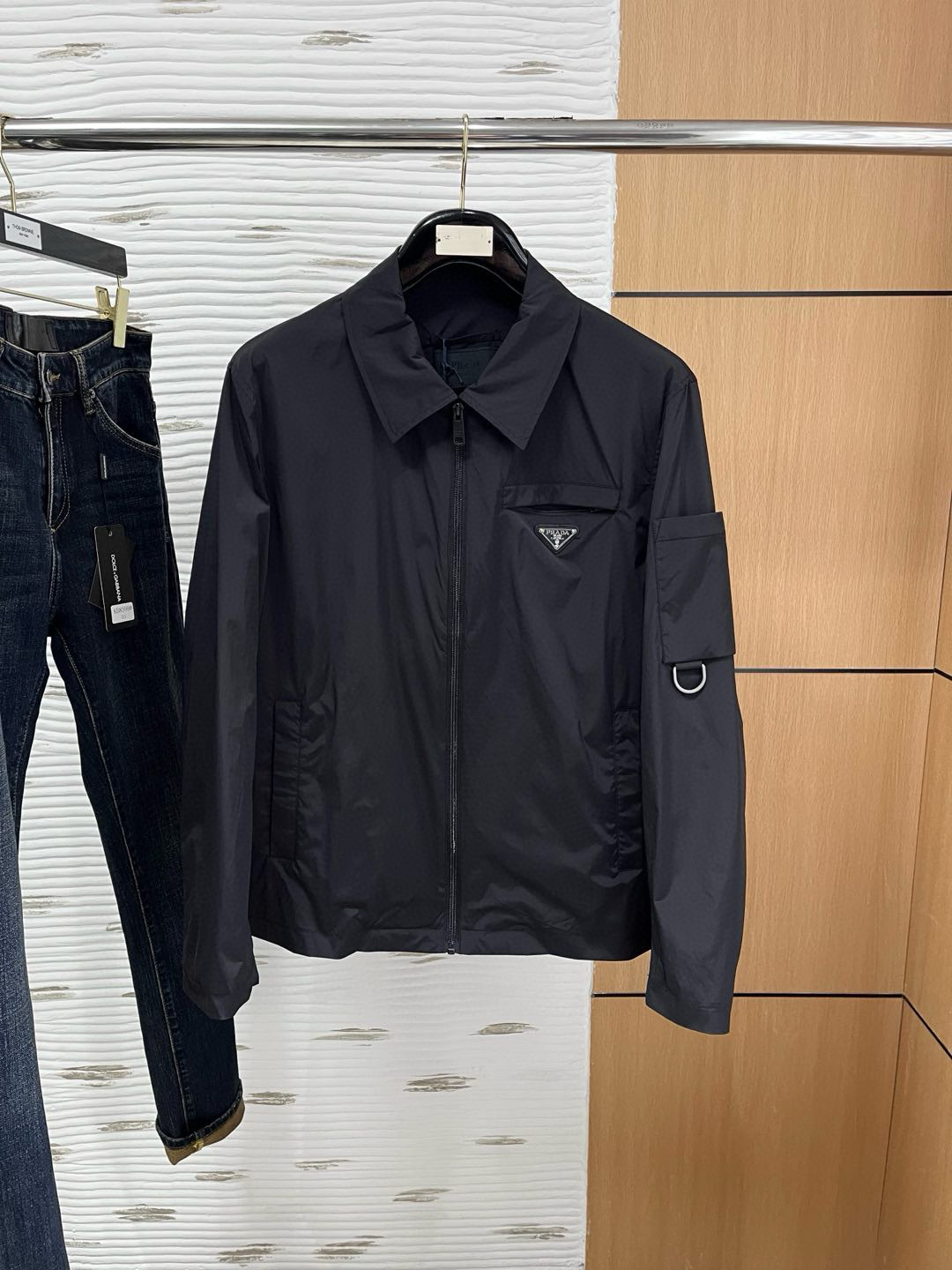 NO:119111,.The same model on Prada official website, complete with three standards!  2025 spring and summer new men's jacket, fashionable and casual high-end version!  Customized fabrics for counters are breathable and comfortable, with impeccable details, and the brand element design concept reflects high quality. The feel is delicate and soft!  It is casually cut, with a great upper body style!  Code number M-3Xl.,,prada,jackets & coats,jackets & coats,alexander wang19860909.普拉达官网同款,三标齐全！2025春夏新款男士夹克外套,时尚休闲高端版本！专柜定制面料 透气舒适度高,细节无可挑剔,品牌元素设计理念,体现高品质.手感细腻柔软！呈现休闲裁剪,上身版型超赞！码数M-3Xl .,,prada,jackets & coats,jackets & coats,alexander wang,Men's clothing