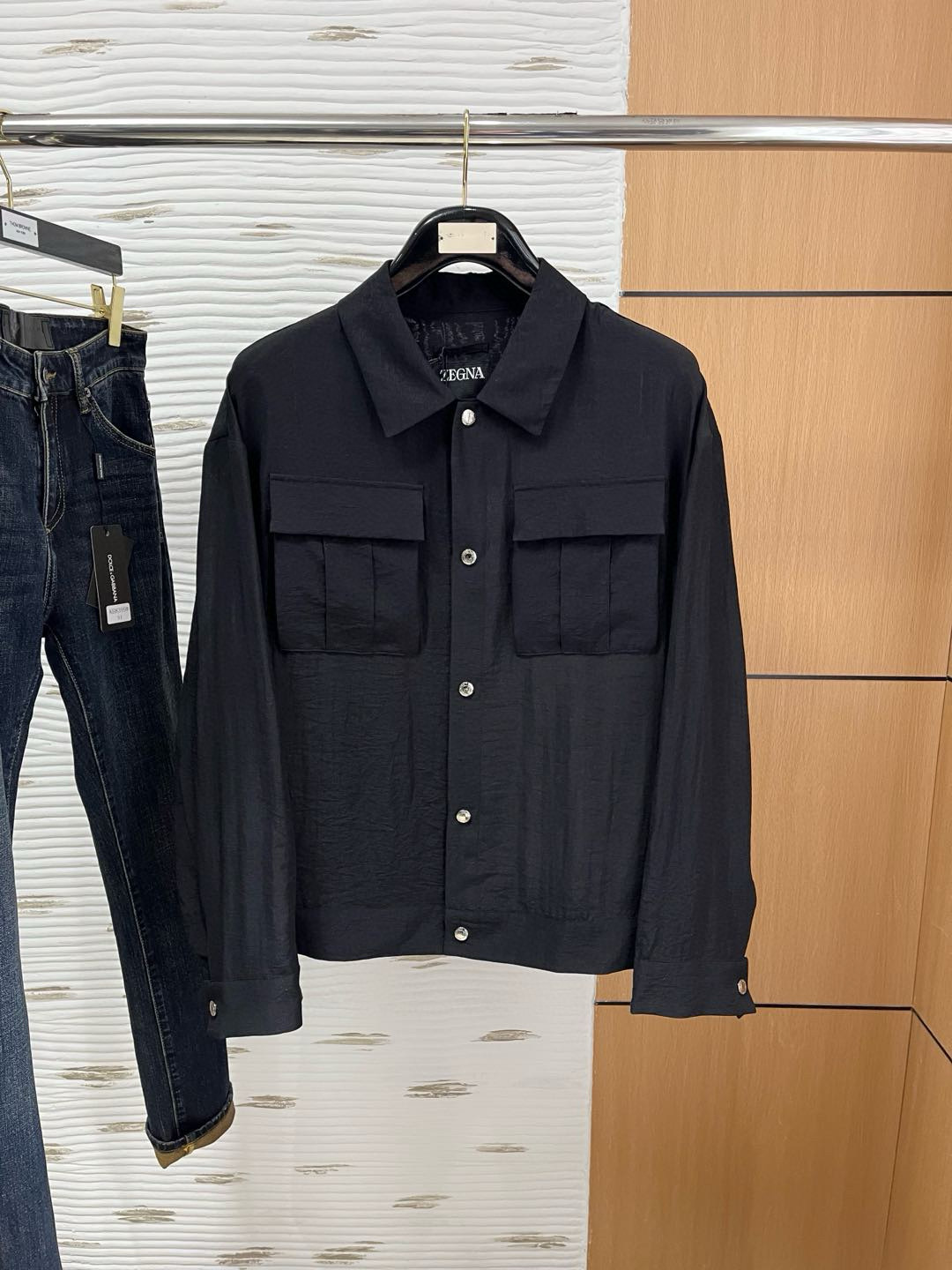 NO:118377,The same style on the official website, complete with three standards!  2025 spring and summer new men's jacket, fashionable and casual high-end version!  Customized fabrics for counters are breathable and comfortable, with impeccable details, and the brand element design concept reflects high quality. The feel is delicate and soft!  It is casually cut, with a great upper body style!  Code number M-3Xl.,,zegna,jackets & coats,jackets & coats,alexander wang19860909杰尼亚 官网同款,三标齐全！2025春夏新款男士夹克外套,时尚休闲高端版本！专柜定制面料 透气舒适度高,细节无可挑剔,品牌元素设计理念,体现高品质.手感细腻柔软！呈现休闲裁剪,上身版型超赞！码数M-3Xl .,,zegna,jackets & coats,jackets & coats,alexander wang,Men's clothing