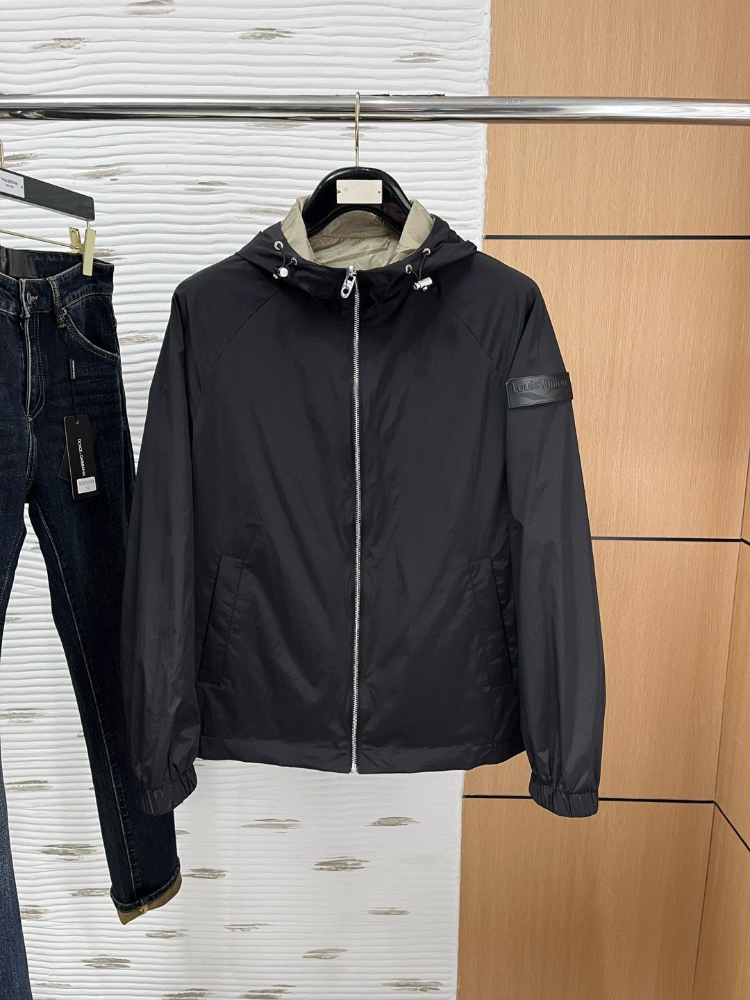 NO:119113,.Lv official website same model, complete three standards!  2025 spring and summer new men's jacket, fashionable and casual high-end version!  Customized fabrics for counters are breathable and comfortable, with impeccable details, and the brand element design concept reflects high quality. The feel is delicate and soft!  It is casually cut, with a great upper body style!  Code number M-3Xl.,,louis vuitton,jackets & coats,jackets & coats,alexander wang19860909.Lv 官网同款,三标齐全！2025春夏新款男士夹克外套,时尚休闲高端版本！专柜定制面料 透气舒适度高,细节无可挑剔,品牌元素设计理念,体现高品质.手感细腻柔软！呈现休闲裁剪,上身版型超赞！码数M-3Xl .,,louis vuitton,jackets & coats,jackets & coats,alexander wang,Men's clothing