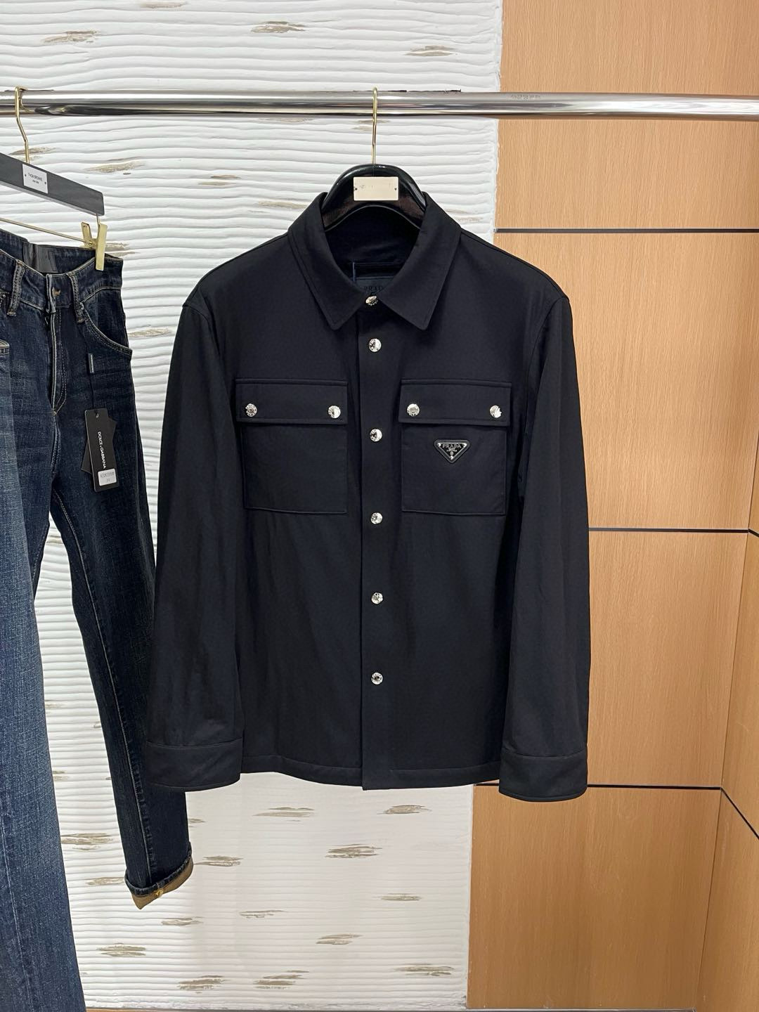 NO:117419,The same model on Prada’s official website, complete with three standards!  2025 spring and summer new men's jacket, fashionable and casual high-end version!  Customized fabrics for counters are breathable and comfortable, with impeccable details, and the brand element design concept reflects high quality. The feel is delicate and soft!  It is casually cut, with a great upper body style!  Code number M-3Xl.,,prada,jackets & coats,jackets & coats,alexander wang19860909普拉达官网同款,三标齐全！2025春夏新款男士夹克外套,时尚休闲高端版本！专柜定制面料 透气舒适度高,细节无可挑剔,品牌元素设计理念,体现高品质.手感细腻柔软！呈现休闲裁剪,上身版型超赞！码数M-3Xl .,,prada,jackets & coats,jackets & coats,alexander wang,Men's clothing