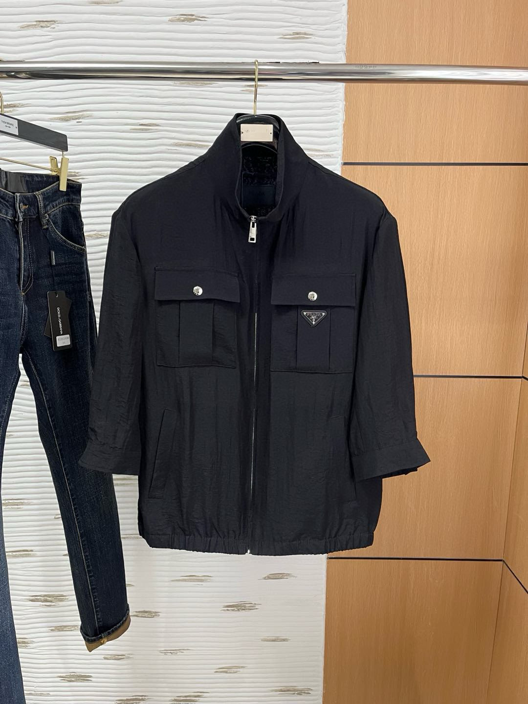 NO:119115,.The same model on Prada official website, complete with three standards!  2025 spring and summer new men's jacket, fashionable and casual high-end version!  Customized fabrics for counters are breathable and comfortable, with impeccable details, and the brand element design concept reflects high quality. The feel is delicate and soft!  It is casually cut, with a great upper body style!  Code number M-3Xl.,,prada,jackets & coats,jackets & coats,alexander wang19860909.普拉达官网同款,三标齐全！2025春夏新款男士夹克外套,时尚休闲高端版本！专柜定制面料 透气舒适度高,细节无可挑剔,品牌元素设计理念,体现高品质.手感细腻柔软！呈现休闲裁剪,上身版型超赞！码数M-3Xl .,,prada,jackets & coats,jackets & coats,alexander wang,Men's clothing