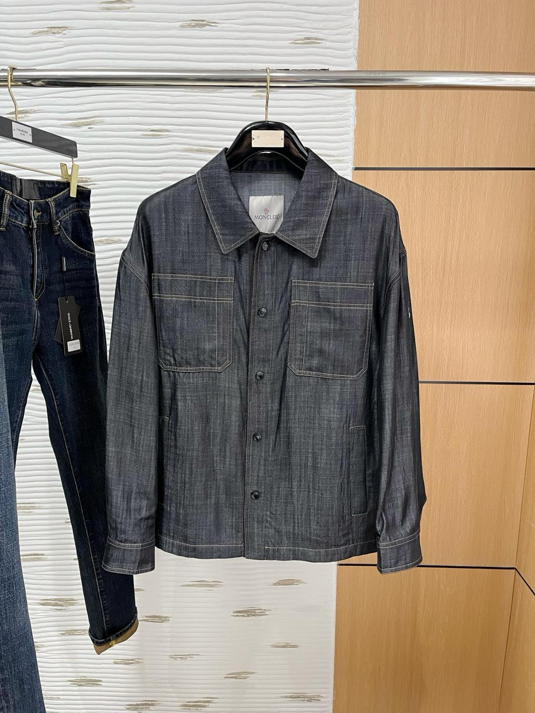 NO:119116,.The same style on the official website of the .The three standards are complete!  2025 spring and summer new men's jacket, fashionable and casual high-end version!  Customized fabrics for counters are breathable and comfortable, with impeccable details, and the brand element design concept reflects high quality. The feel is delicate and soft!  It is casually cut, with a great upper body style!  Code number M-3Xl.,,Moncler,jackets & coats,jackets & coats,alexander wang19860909.蒙口官网同款,三标齐全！2025春夏新款男士夹克外套,时尚休闲高端版本！专柜定制面料 透气舒适度高,细节无可挑剔,品牌元素设计理念,体现高品质.手感细腻柔软！呈现休闲裁剪,上身版型超赞！码数M-3Xl .,,Moncler,jackets & coats,jackets & coats,alexander wang,Men's clothing