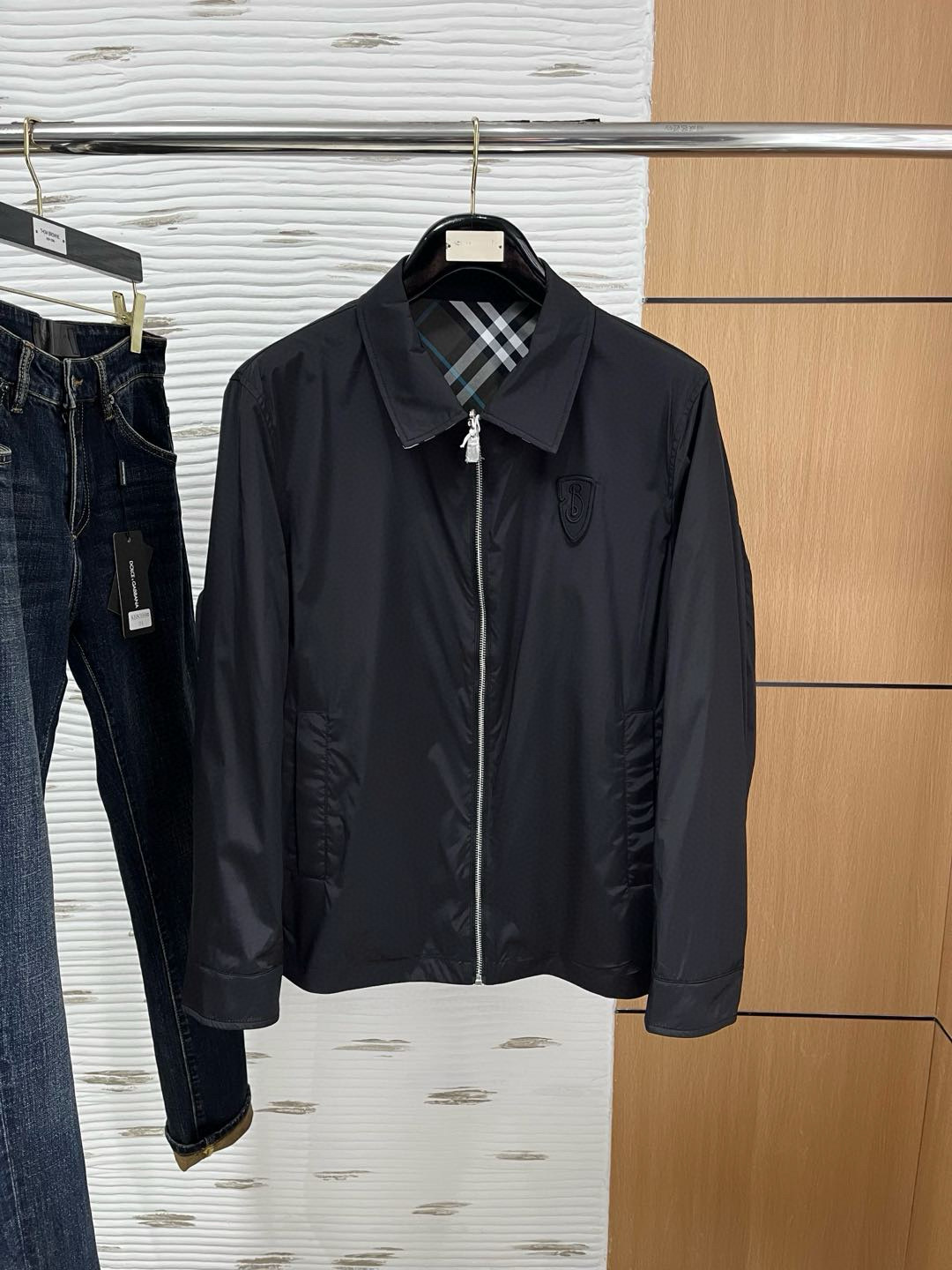 NO:117444,The same style as the Burberry double-sided official website, complete with three standards!  2025 spring and summer new men's jacket, fashionable and casual high-end version!  Customized fabrics for counters are breathable and comfortable, with impeccable details, and the brand element design concept reflects high quality. The feel is delicate and soft!  It is casually cut, with a great upper body style!  Code number M-3Xl.,,burberry,jackets & coats,jackets & coats,alexander wang19860909巴宝莉双面官网同款,三标齐全！2025春夏新款男士夹克外套,时尚休闲高端版本！专柜定制面料 透气舒适度高,细节无可挑剔,品牌元素设计理念,体现高品质.手感细腻柔软！呈现休闲裁剪,上身版型超赞！码数M-3Xl .,,burberry,jackets & coats,jackets & coats,alexander wang,Men's clothing