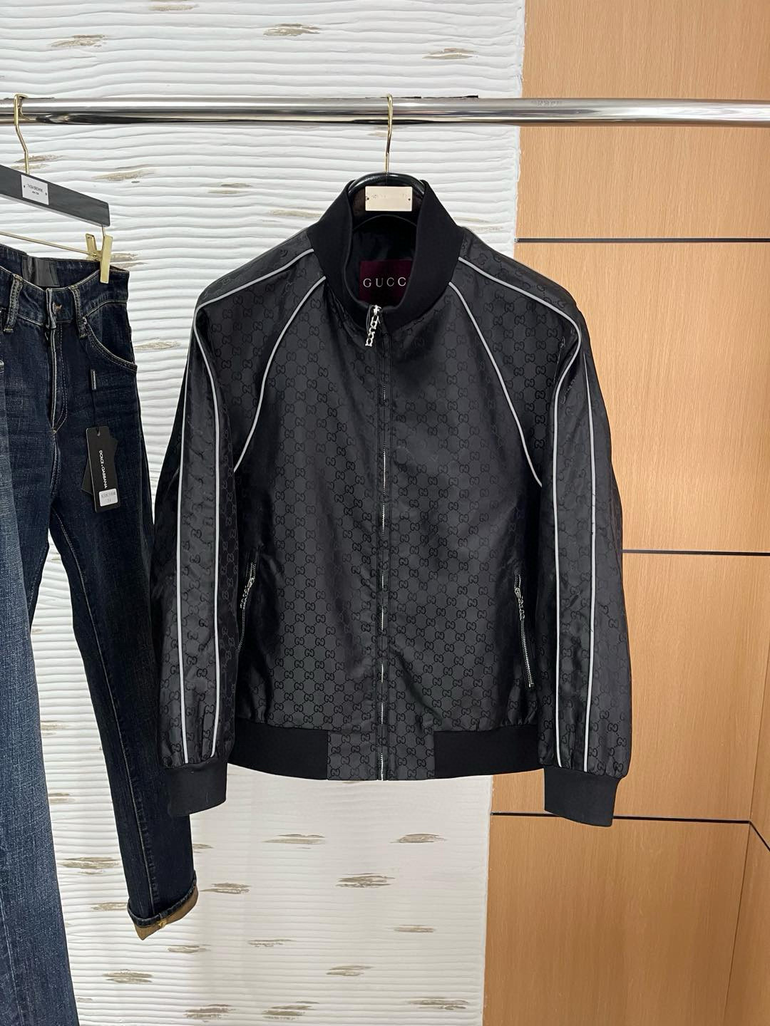 NO:117442,The same model on Gucci official website, complete with three standards!  2025 spring and summer new men's jacket, fashionable and casual high-end version!  Customized fabrics for counters are breathable and comfortable, with impeccable details, and the brand element design concept reflects high quality. The feel is delicate and soft!  It is casually cut, with a great upper body style!  Code number M-3Xl.,,gucci,jackets & coats,jackets & coats,alexander wang19860909古驰官网同款,三标齐全！2025春夏新款男士夹克外套,时尚休闲高端版本！专柜定制面料 透气舒适度高,细节无可挑剔,品牌元素设计理念,体现高品质.手感细腻柔软！呈现休闲裁剪,上身版型超赞！码数M-3Xl .,,gucci,jackets & coats,jackets & coats,alexander wang,Men's clothing