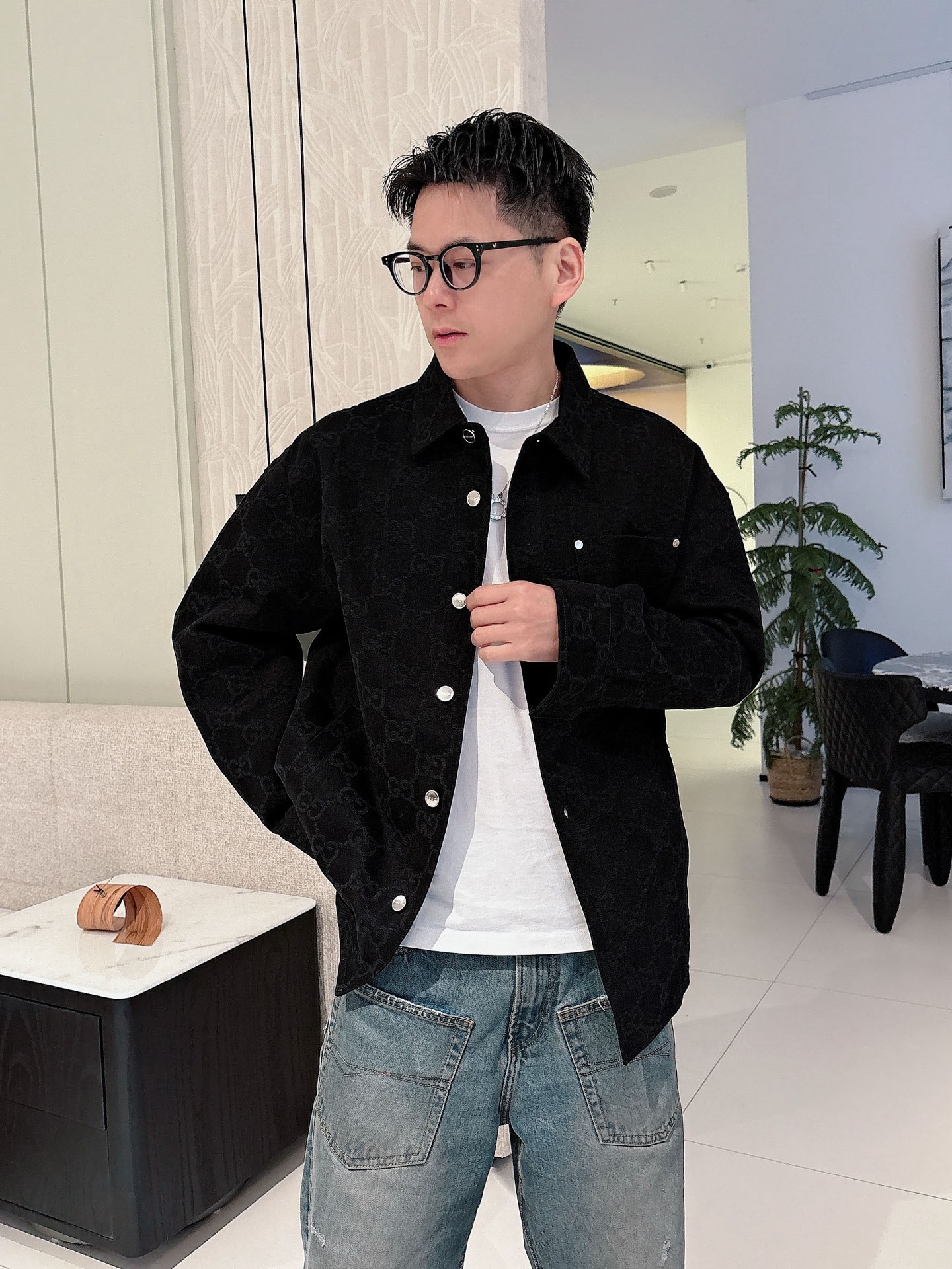 NO:127163,New .G Home official website has the same model, complete three standards!  New spring and summer men's jacket, fashionable and casual high-end version!  Customized fabrics for counters are breathable and comfortable, with impeccable details, and the brand element design concept reflects high quality. The feel is delicate and soft!  It is casually cut, with a great upper body style!  Code number M-3Xl.,,gucci,jackets & coats,jackets & coats,alexander wang19860909上新 .G家官网同款,三标齐全！春夏新款男士夹克外套,时尚休闲高端版本！专柜定制面料 透气舒适度高,细节无可挑剔,品牌元素设计理念,体现高品质.手感细腻柔软！呈现休闲裁剪,上身版型超赞！码数M-3Xl .,,gucci,jackets & coats,jackets & coats,alexander wang,Men's clothing