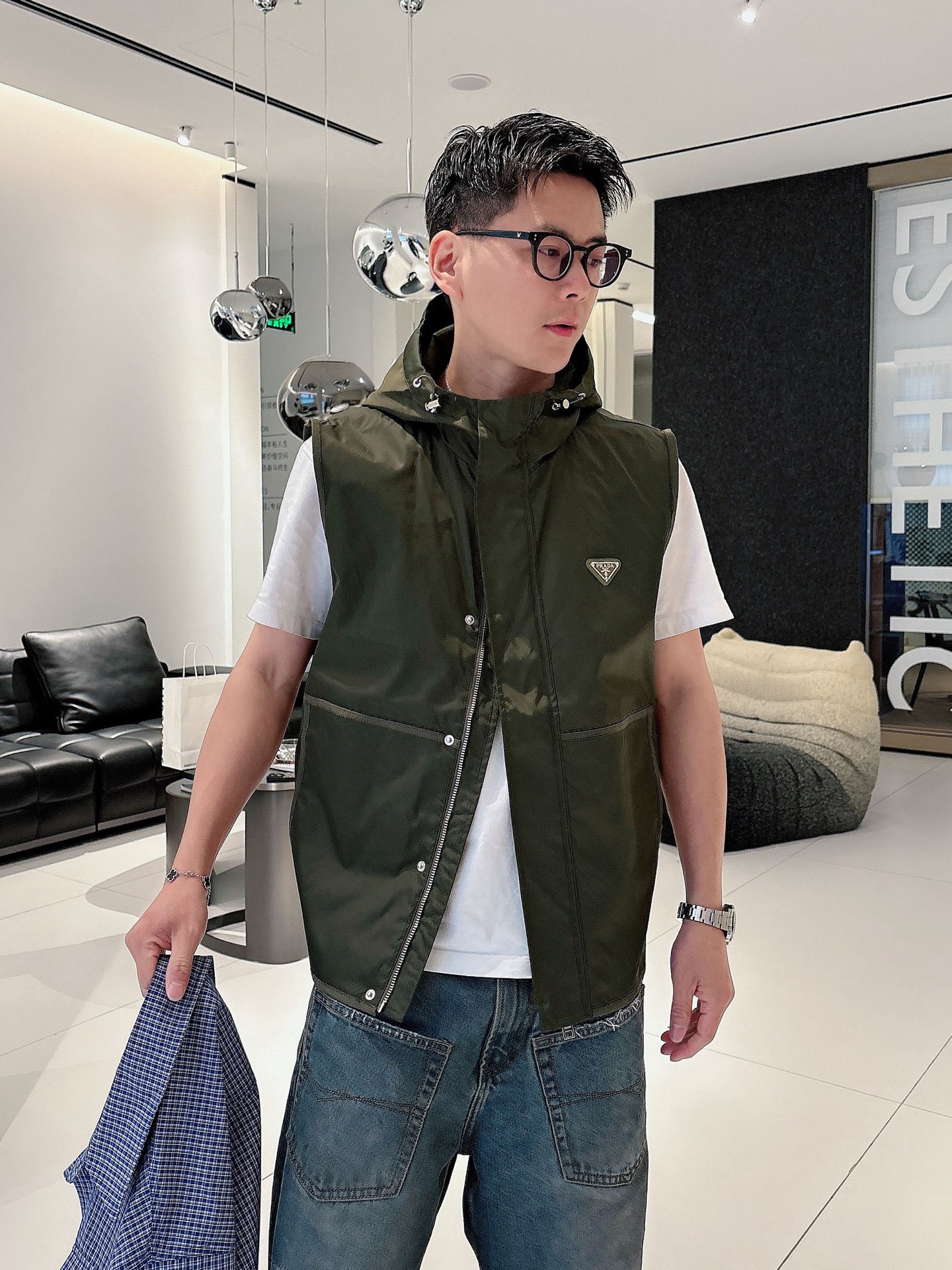 NO:129341,New .Prada vest is the same as the official website, with three specifications complete!  New spring and summer men's jacket, fashionable and casual high-end version!  Customized fabrics for counters are breathable and comfortable, with impeccable details, and the brand element design concept reflects high quality. The feel is delicate and soft!  It is casually cut, with a great upper body style!  Code number M-3Xl.,,prada,jackets & coats,jackets & coats,alexander wang19860909上新 .普拉达马甲 官网同款,三标齐全！春夏新款男士夹克外套,时尚休闲高端版本！专柜定制面料 透气舒适度高,细节无可挑剔,品牌元素设计理念,体现高品质.手感细腻柔软！呈现休闲裁剪,上身版型超赞！码数M-3Xl .,,prada,jackets & coats,jackets & coats,alexander wang,Men's clothing