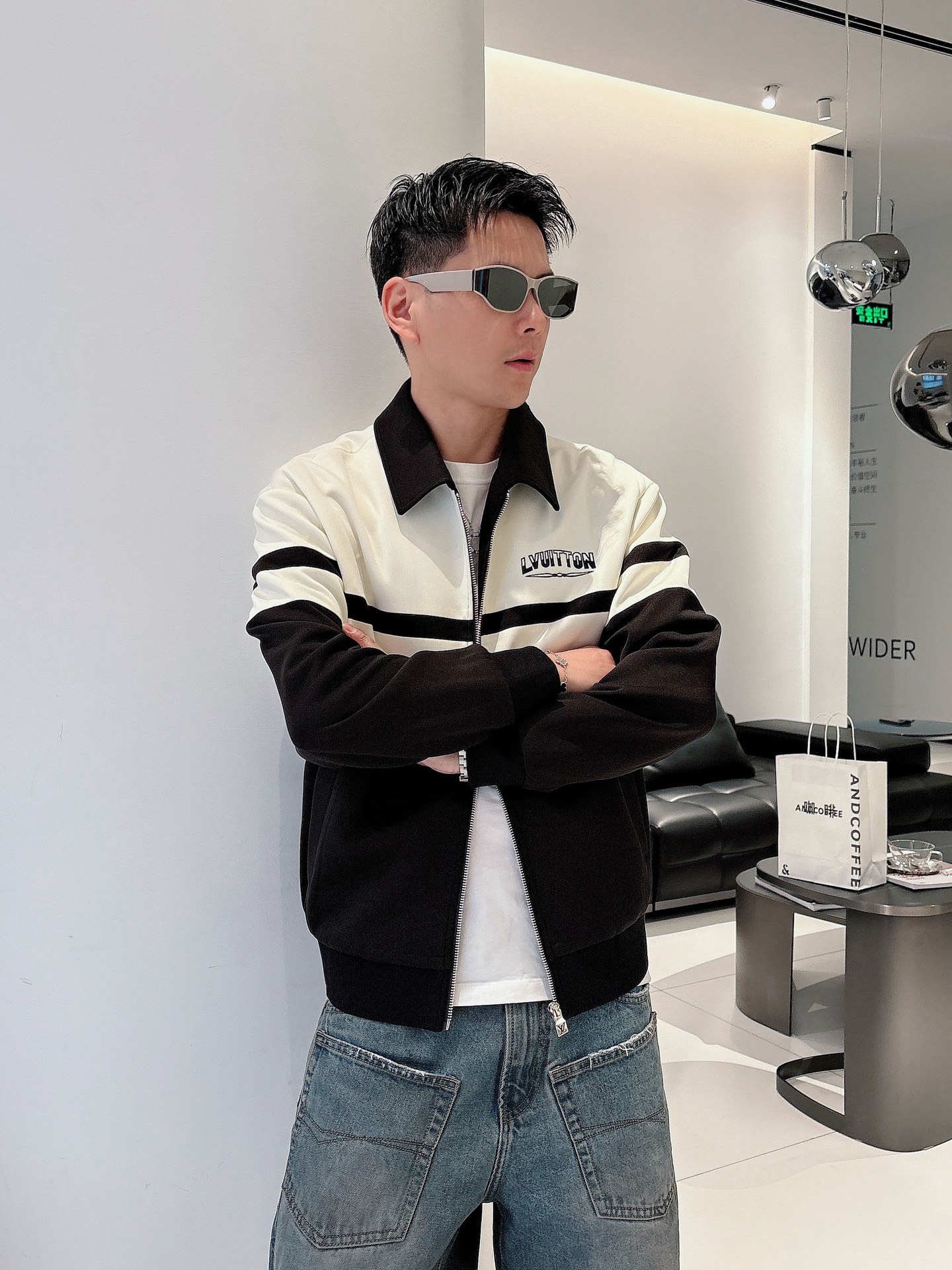 NO:129357,Recommended hot products, new Lv* new products, same model on the official website, complete three standards!  New spring and summer men's jacket, fashionable and casual high-end version!  Customized fabrics for counters are breathable and comfortable, with impeccable details, and the brand element design concept reflects high quality. The feel is delicate and soft!  It is casually cut, with a great upper body style!  Code number M-3Xl.,,louis vuitton,jackets & coats,jackets & coats,alexander wang19860909爆款推荐 上新 Lv*新品 官网同款,三标齐全！春夏新款男士夹克外套,时尚休闲高端版本！专柜定制面料 透气舒适度高,细节无可挑剔,品牌元素设计理念,体现高品质.手感细腻柔软！呈现休闲裁剪,上身版型超赞！码数M-3Xl .,,louis vuitton,jackets & coats,jackets & coats,alexander wang,Men's clothing