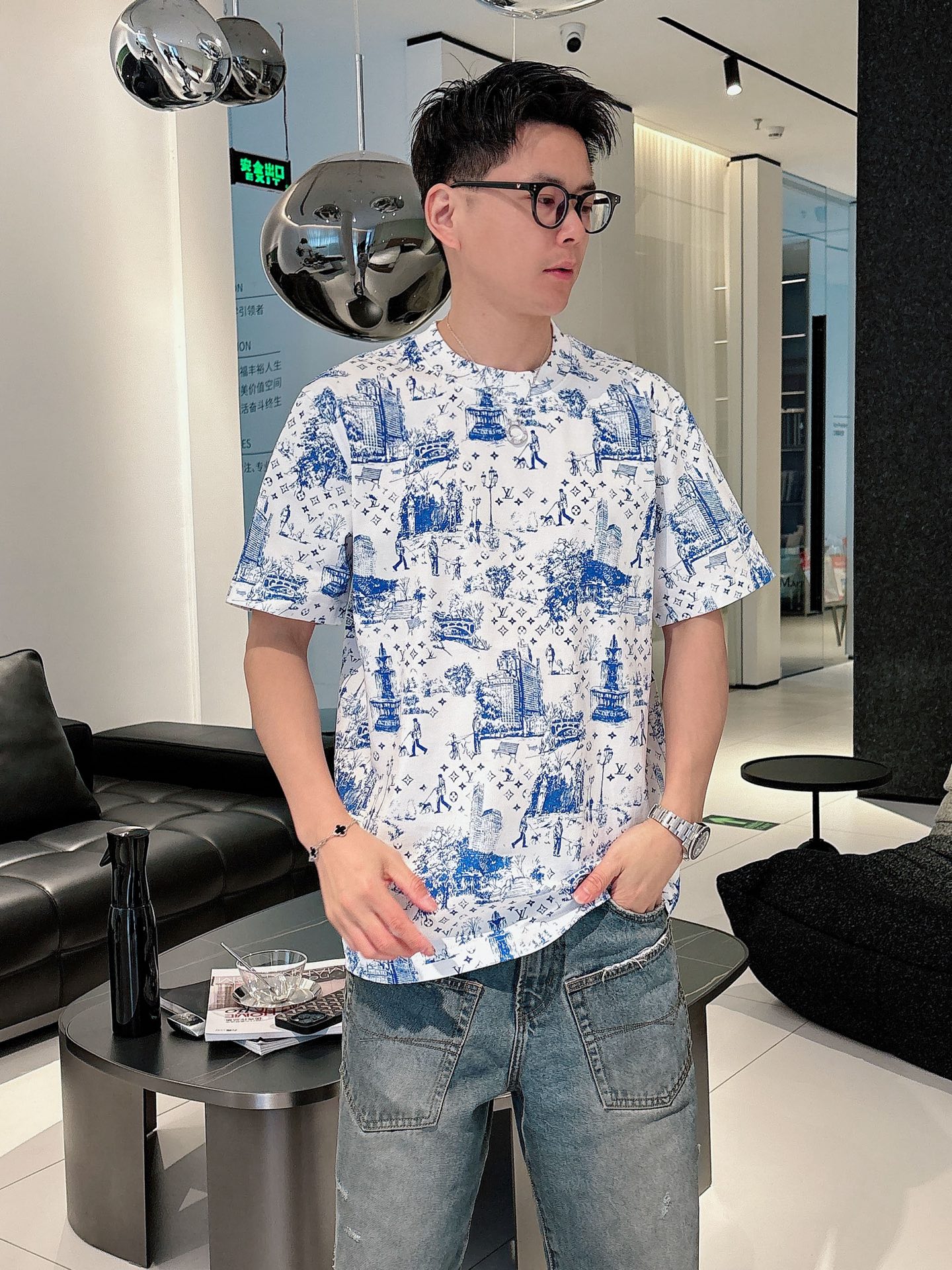 NO:129345,lv Spring and summer new style first-time counter latest short-sleeved round-neck T-shirt, high-end customization, avant-garde and fashionable design!  Brand logo heavy craft design, high-end customized 230g fabric, soft feel, comfortable to wear, exquisite counter-level car line, fine workmanship, invincible and handsome upper body effect!  A must-have item for handsome men!  Color black. White. S-2XL, louis vuitton, T-shirt,tees, t-shirt,alexander wang19860909lv 春夏新款首发专柜最新款短袖圆领T恤 高端订制 设计前卫时尚！品牌logo重工艺设计 高端定制230克面料.手感柔软.穿着舒适.专柜级别精致车线.做工精细.上身效果无敌帅气！型男必备单品！颜色黑色.白色.码数S-2XL,,louis vuitton,T-shirt,tees，t-shirt,alexander wang,Men's clothing