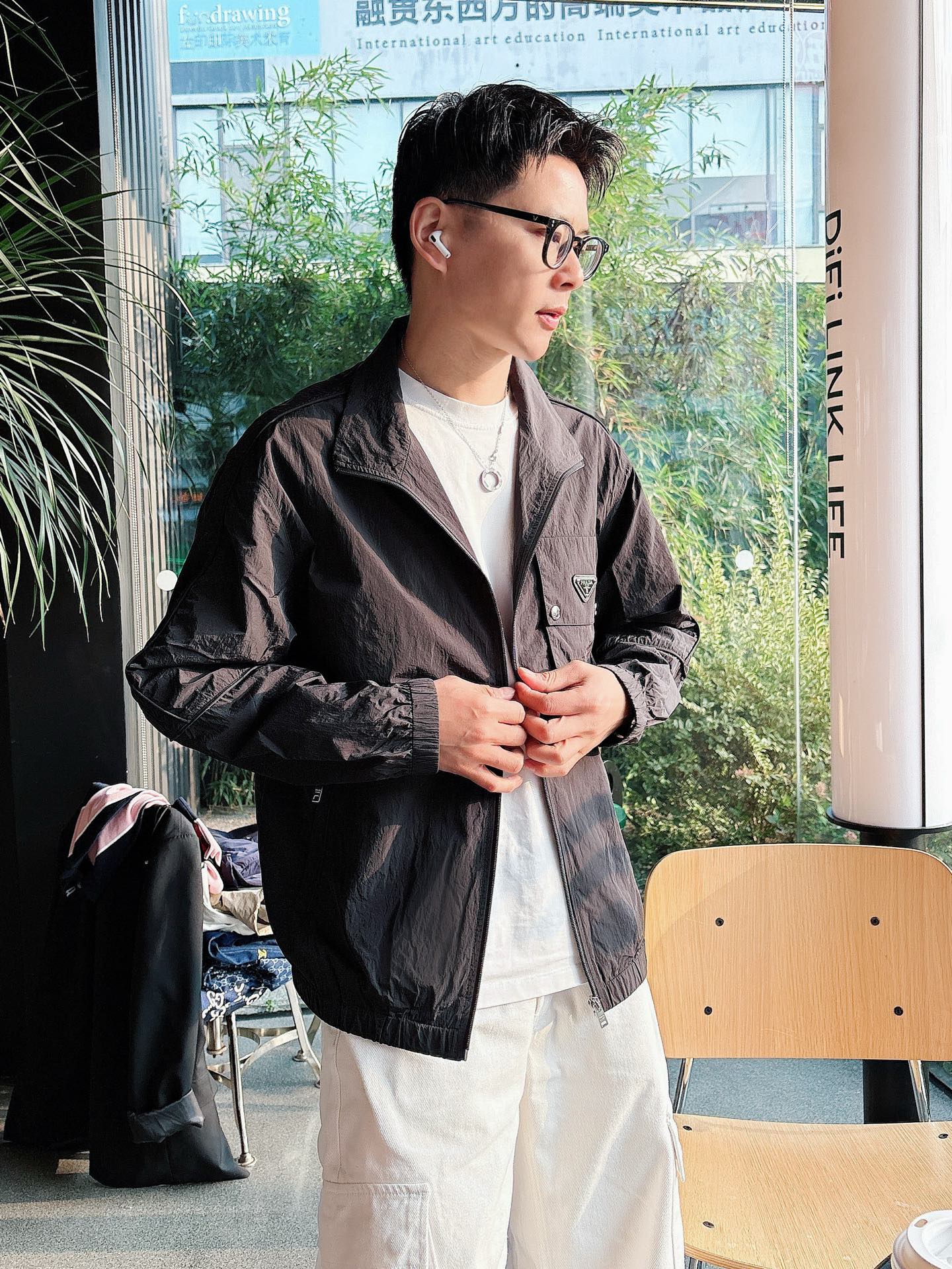 NO:129364,Shipping A four-season combination fabric Prada, new 25ss early spring sports suit, nylon windbreaker and sweatpants, spot instant delivery This sweatshirt is a lightweight technology fabric full-print pattern, injected with dynamic atmosphere, and can be used to create a travel style with the same trousers. Imported original logo hardware, code number M-3XL, prada, alexander wang19860909出货 一款四季组合面料 普拉达 上新25ss早春运动套装 尼龙风衣卫裤 现货秒发 本款运动衫为轻盈科技面料全幅压印图案,注入动感气息,可与同款长裤共筑出行造型.进口原版logo五金 码数M-3XL,,prada,alexander wang,Men's clothing