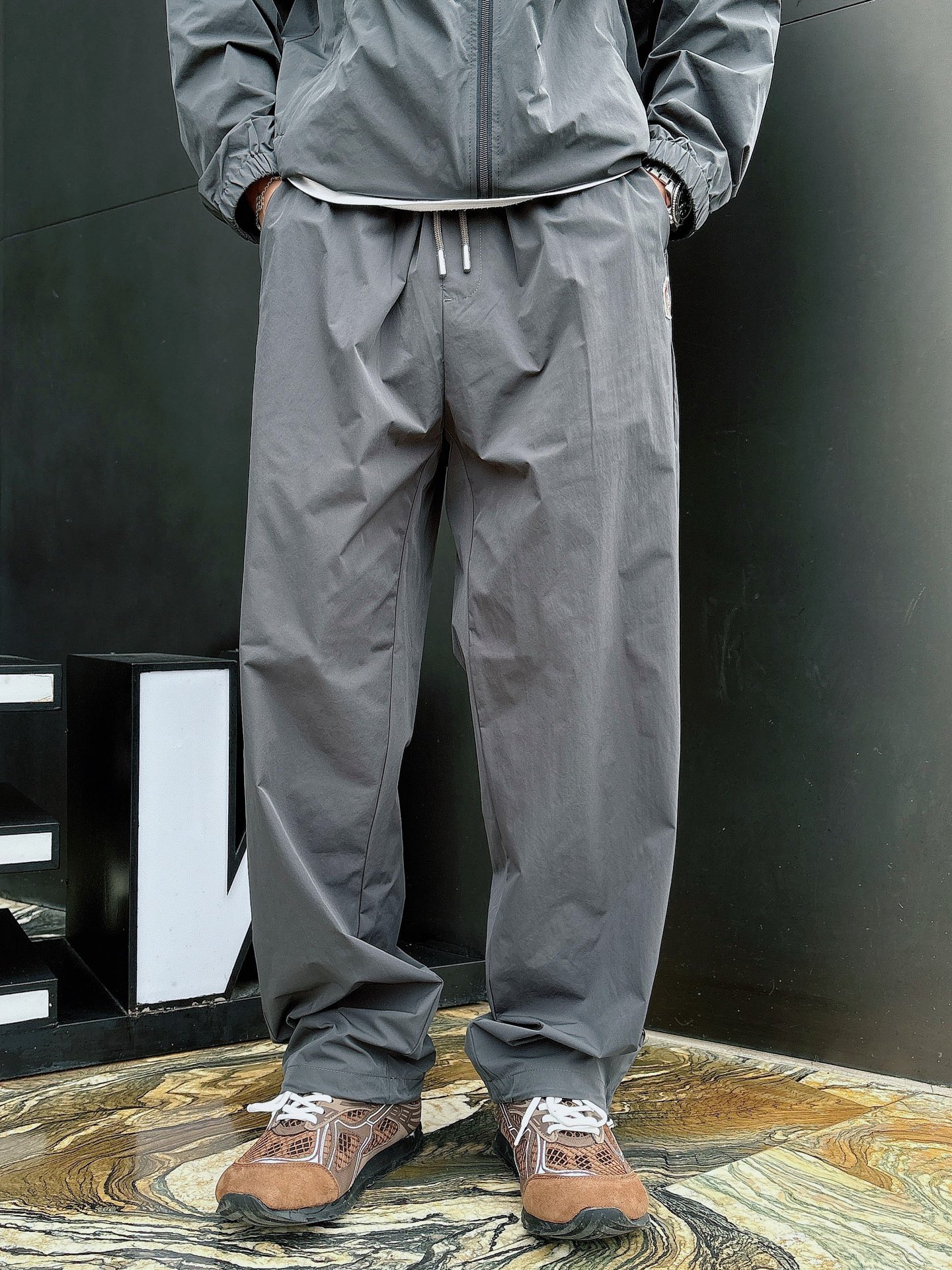 出货 蒙口 一款四季组合面料 上新🈺25ss早春运动套装尼龙风衣➕卫裤 现货秒发本款运动衫为轻盈科技面料