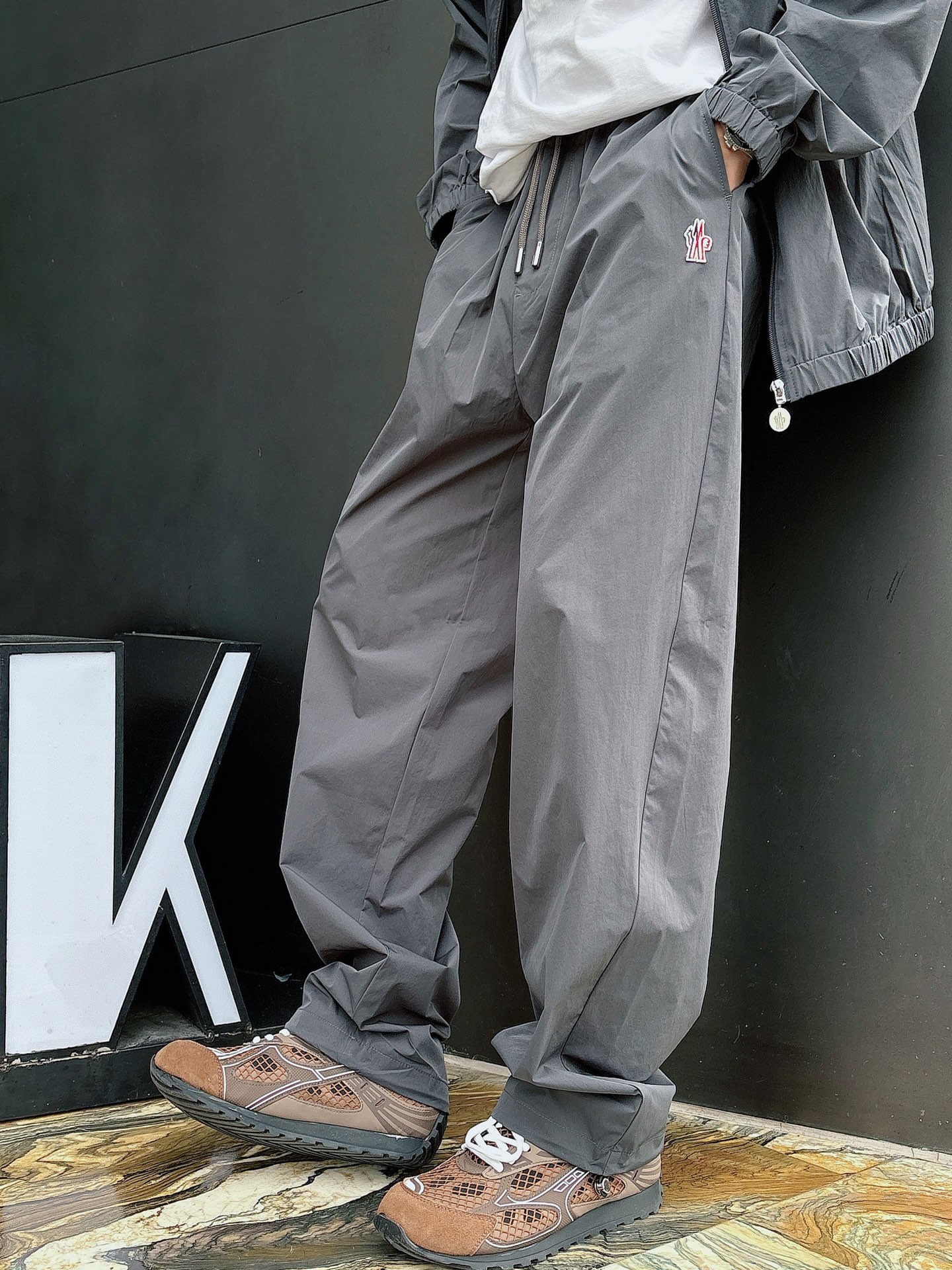 出货 蒙口 一款四季组合面料 上新🈺25ss早春运动套装尼龙风衣➕卫裤 现货秒发本款运动衫为轻盈科技面料