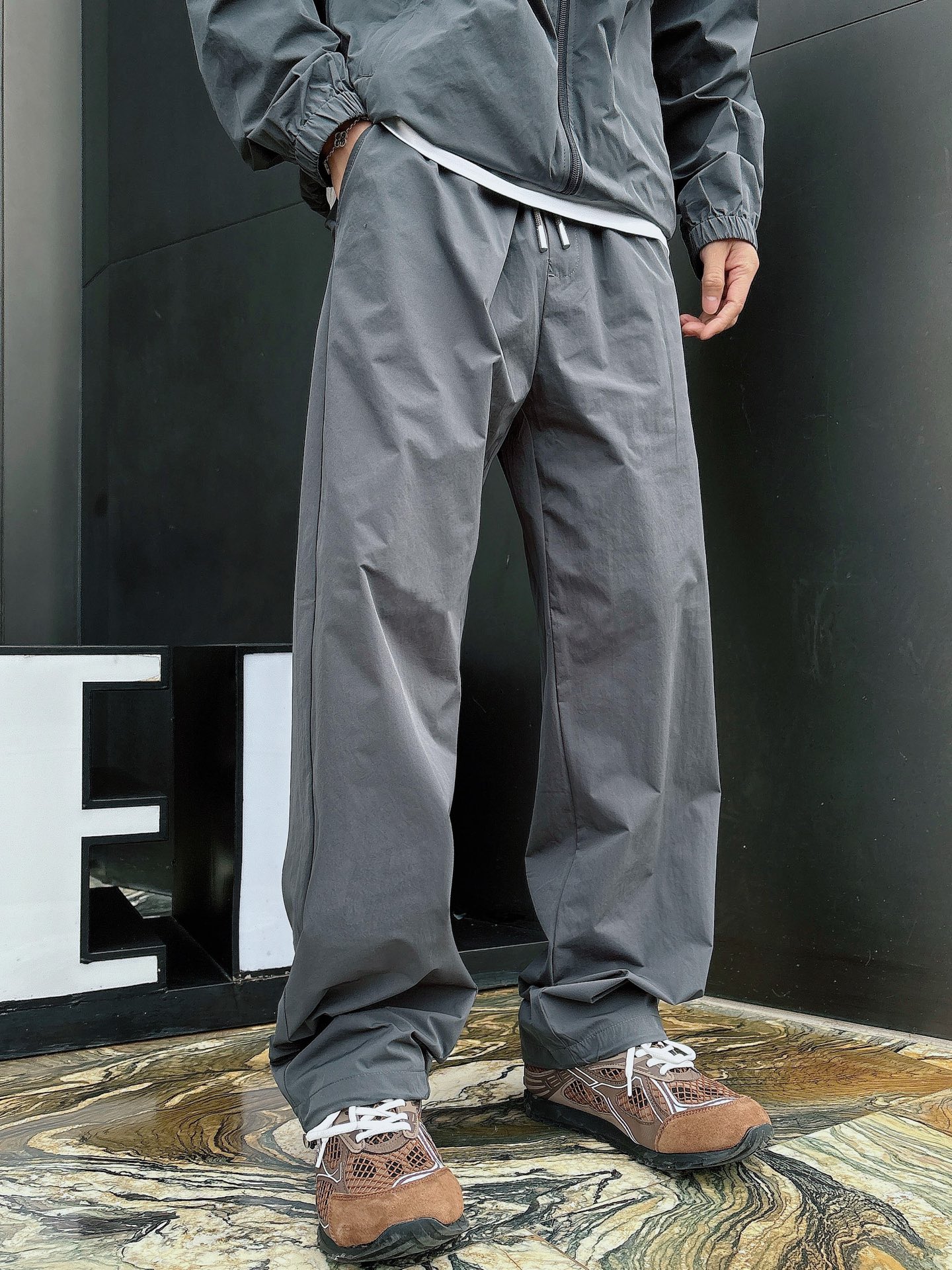 出货 蒙口 一款四季组合面料 上新🈺25ss早春运动套装尼龙风衣➕卫裤 现货秒发本款运动衫为轻盈科技面料