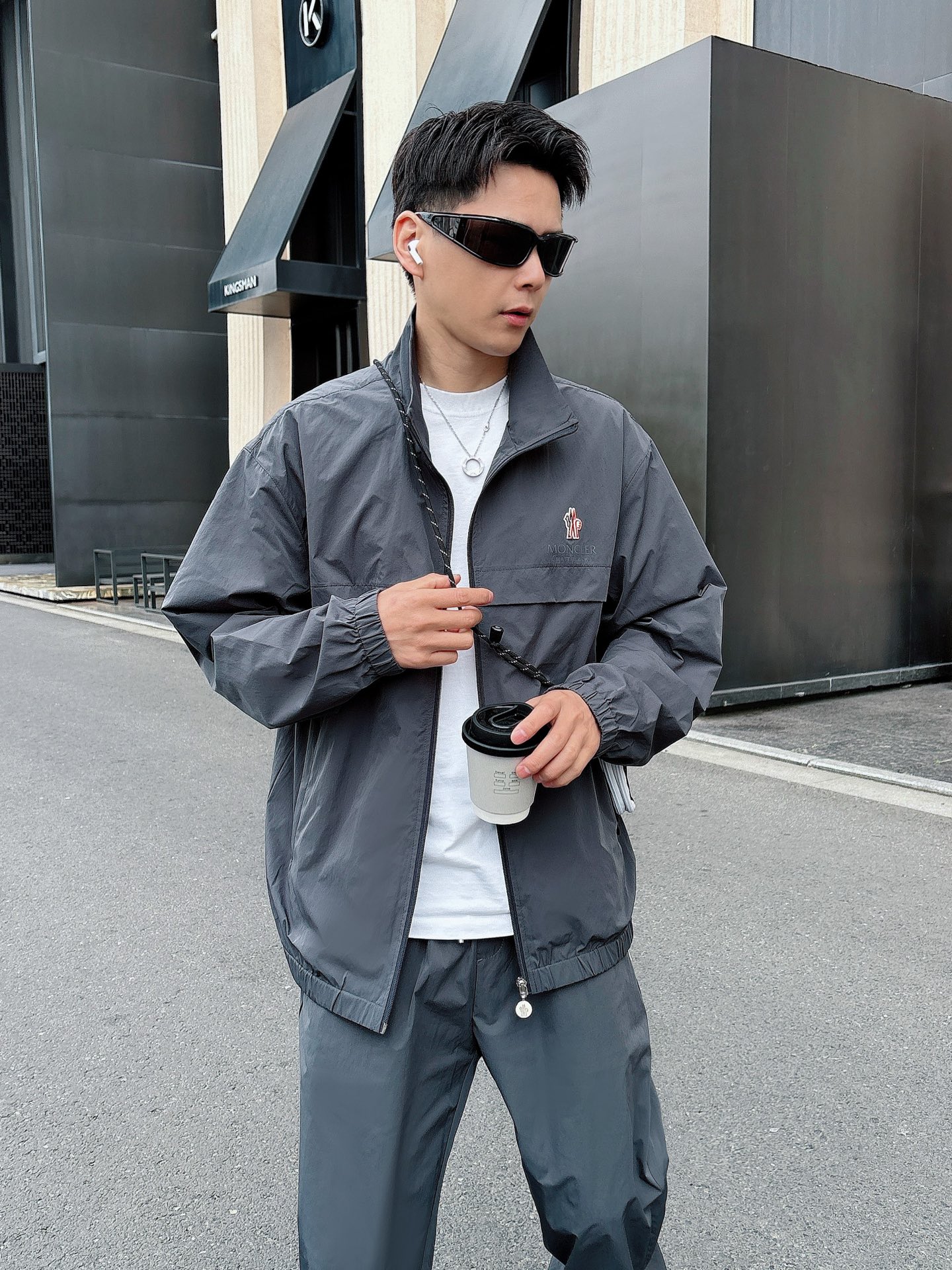 出货 蒙口 一款四季组合面料 上新🈺25ss早春运动套装尼龙风衣➕卫裤 现货秒发本款运动衫为轻盈科技面料