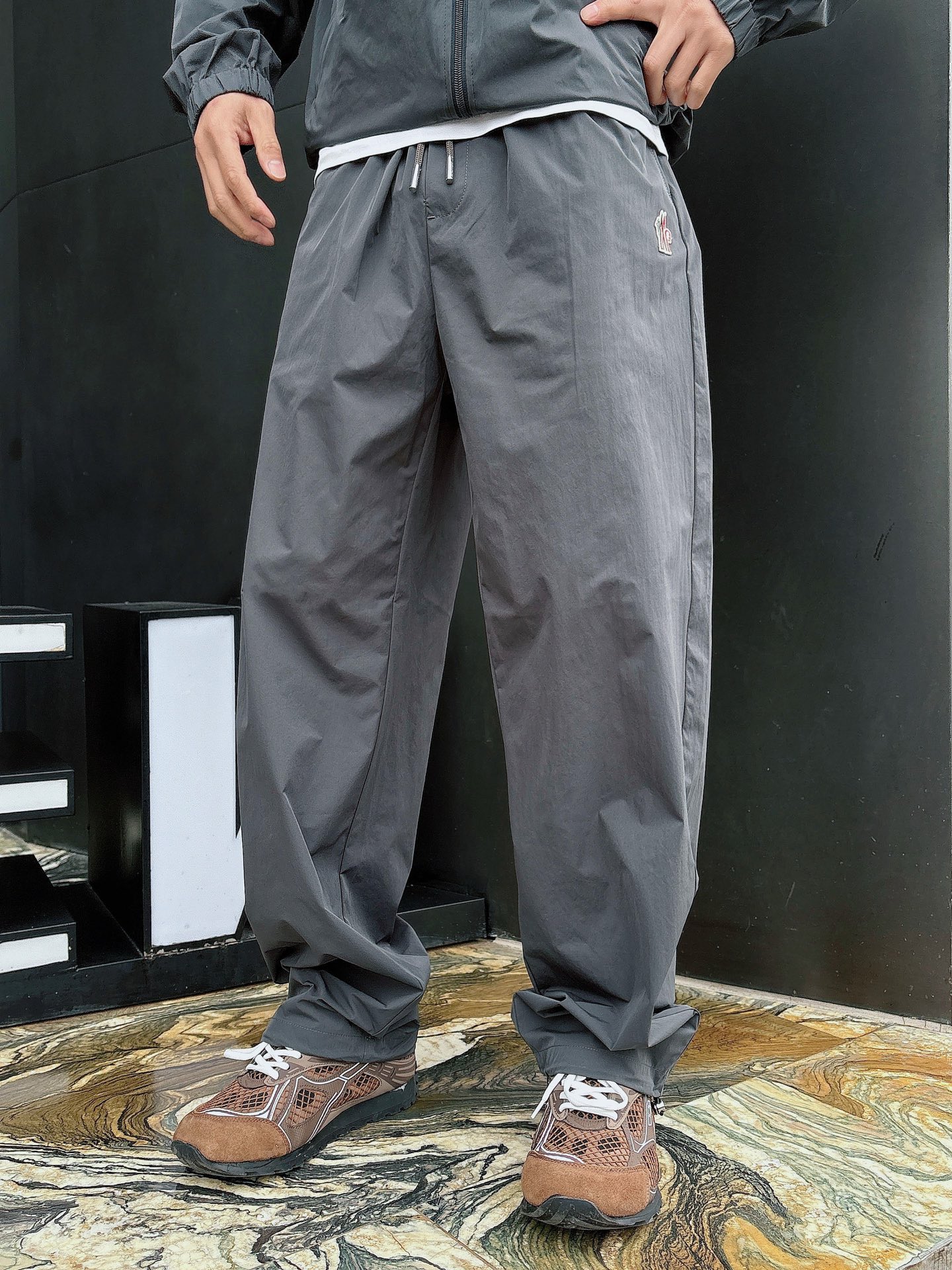 出货 蒙口 一款四季组合面料 上新🈺25ss早春运动套装尼龙风衣➕卫裤 现货秒发本款运动衫为轻盈科技面料