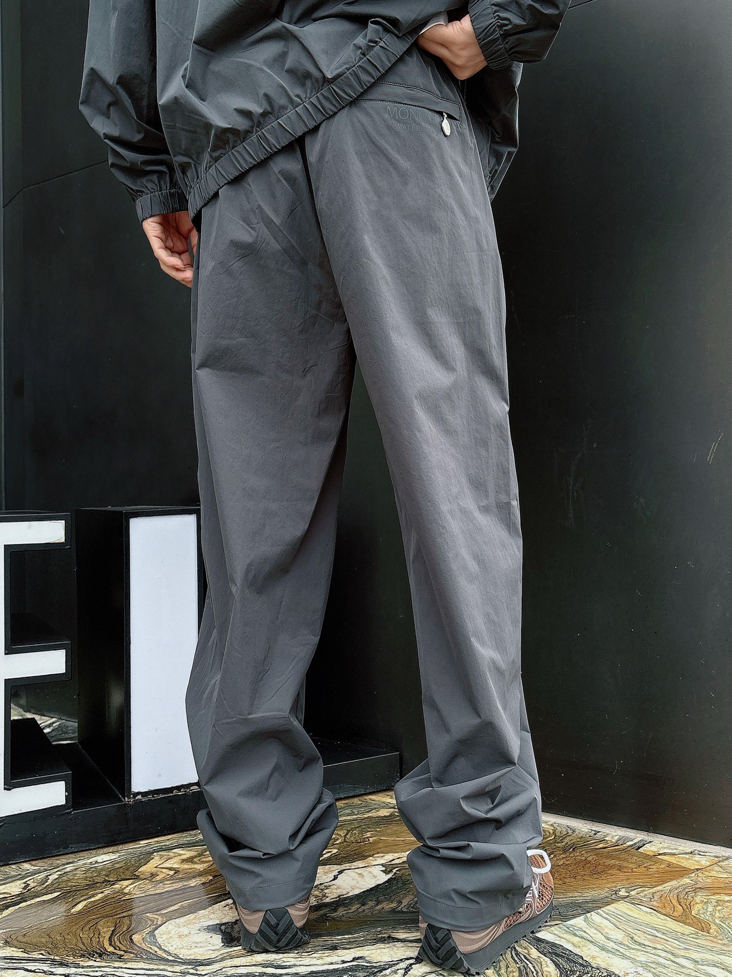 出货 蒙口 一款四季组合面料 上新🈺25ss早春运动套装尼龙风衣➕卫裤 现货秒发本款运动衫为轻盈科技面料