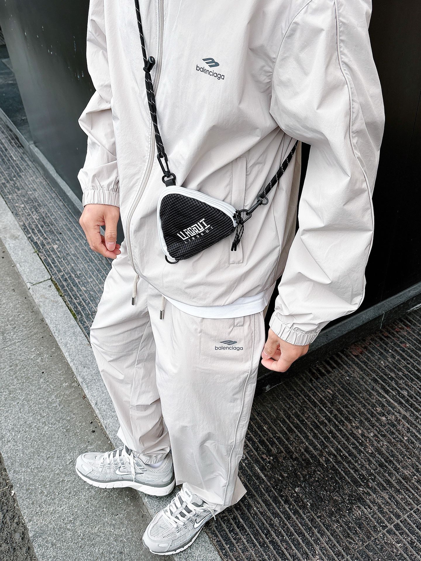 出货 一款四季组合面料 巴黎世家 上新🈺25ss早春运动套装尼龙风衣➕卫裤 现货秒发本款运动衫为轻盈科技