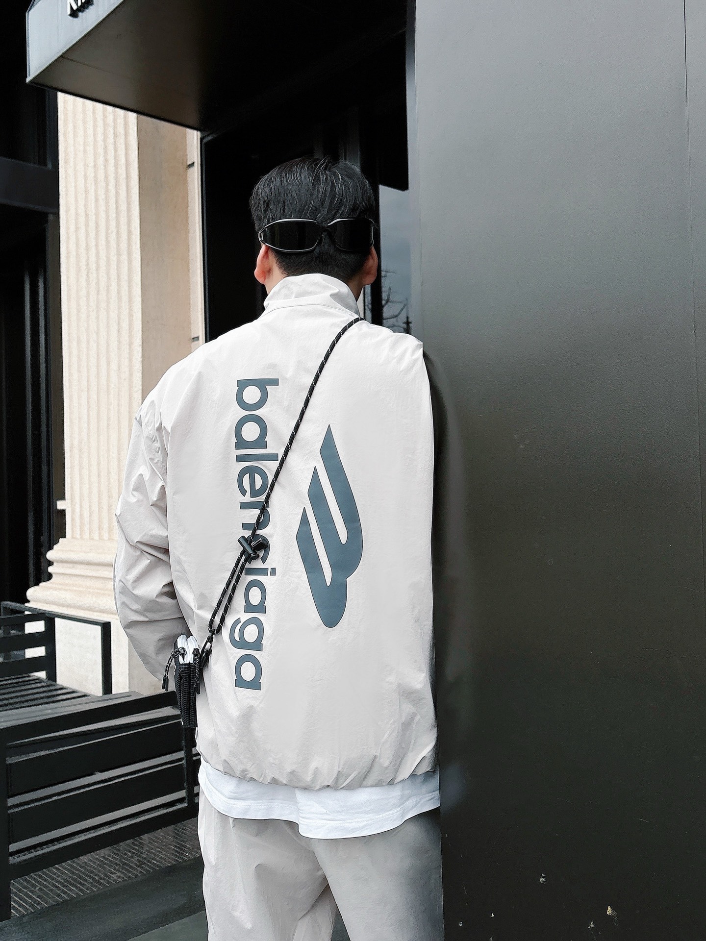 出货 一款四季组合面料 巴黎世家 上新🈺25ss早春运动套装尼龙风衣➕卫裤 现货秒发本款运动衫为轻盈科技