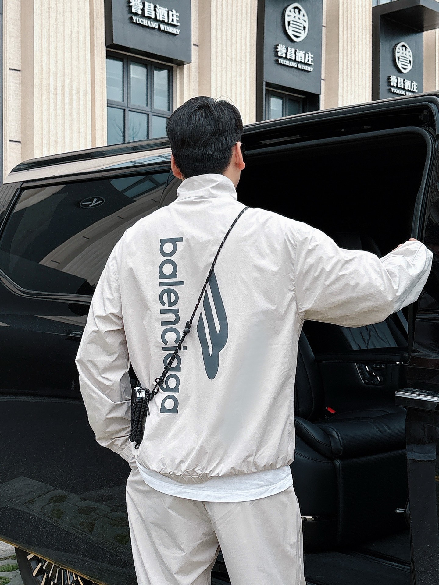 出货 一款四季组合面料 巴黎世家 上新🈺25ss早春运动套装尼龙风衣➕卫裤 现货秒发本款运动衫为轻盈科技