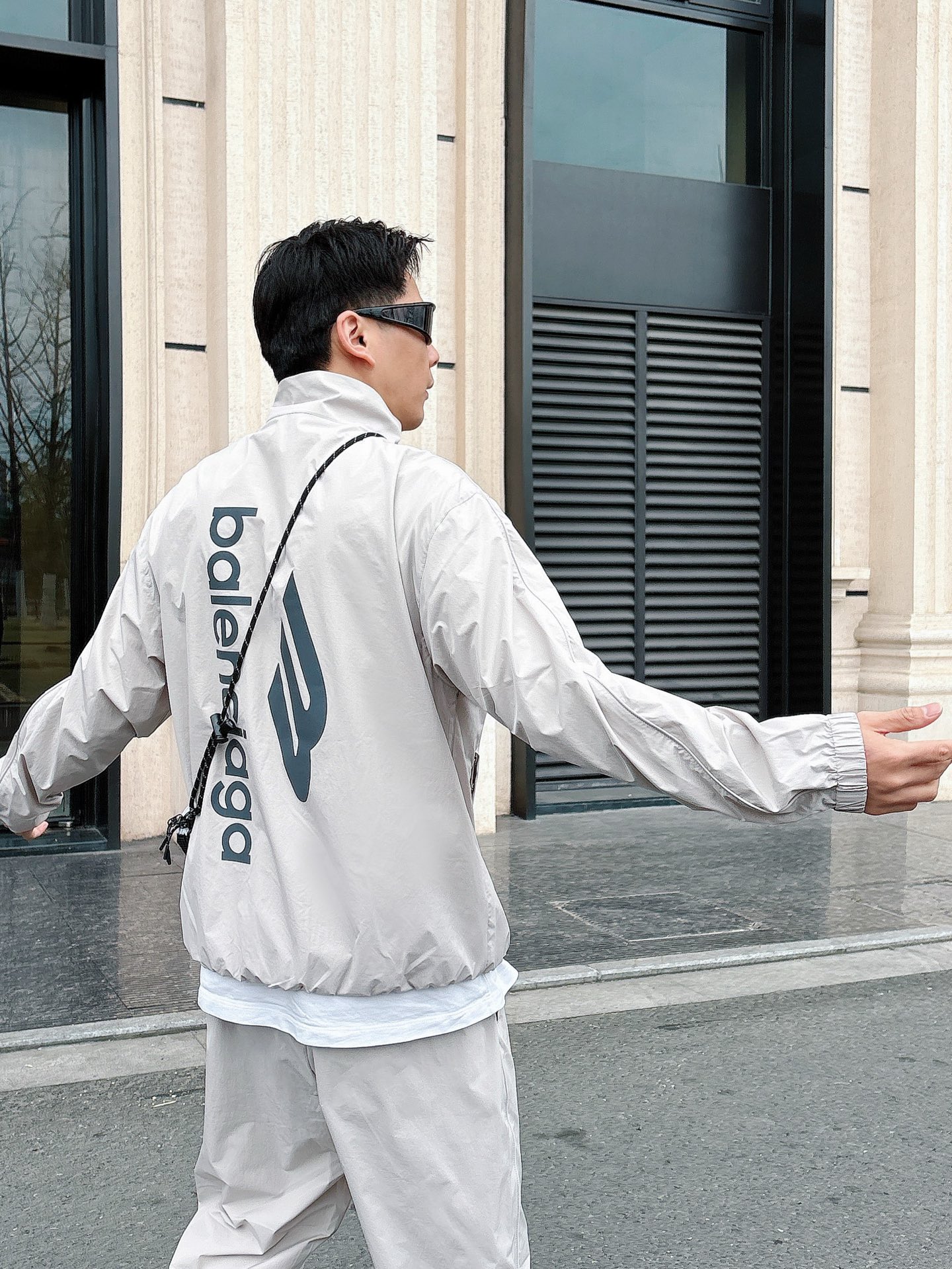 出货 一款四季组合面料 巴黎世家 上新🈺25ss早春运动套装尼龙风衣➕卫裤 现货秒发本款运动衫为轻盈科技