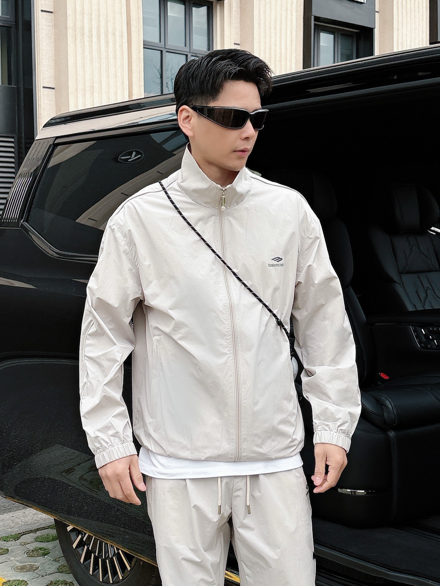 出货 一款四季组合面料 巴黎世家 上新🈺25ss早春运动套装尼龙风衣➕卫裤 现货秒发本款运动衫为轻盈科技